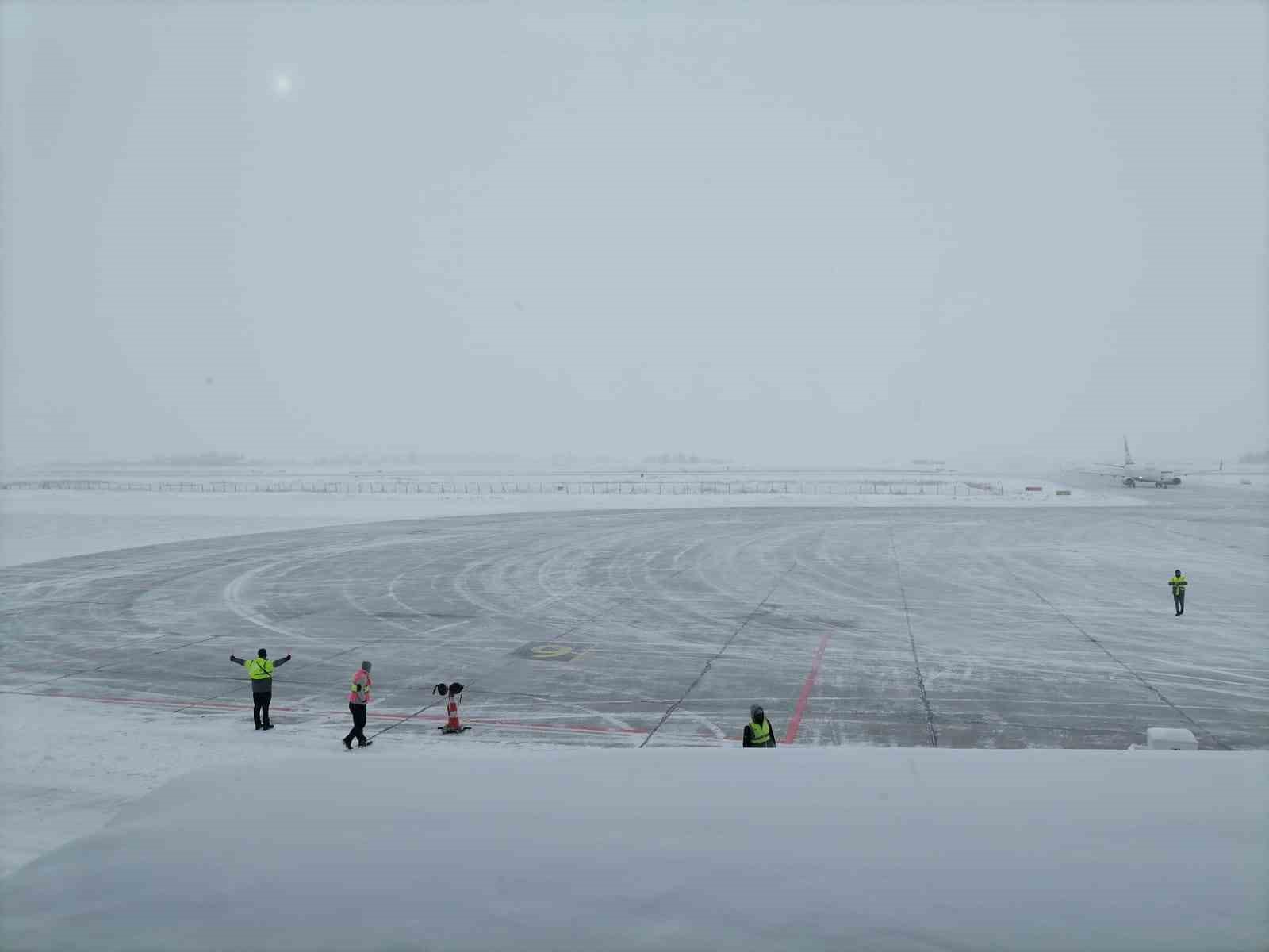 Erzurum’da kara ve soğuğa rağmen uçak trafiği aksamıyor
