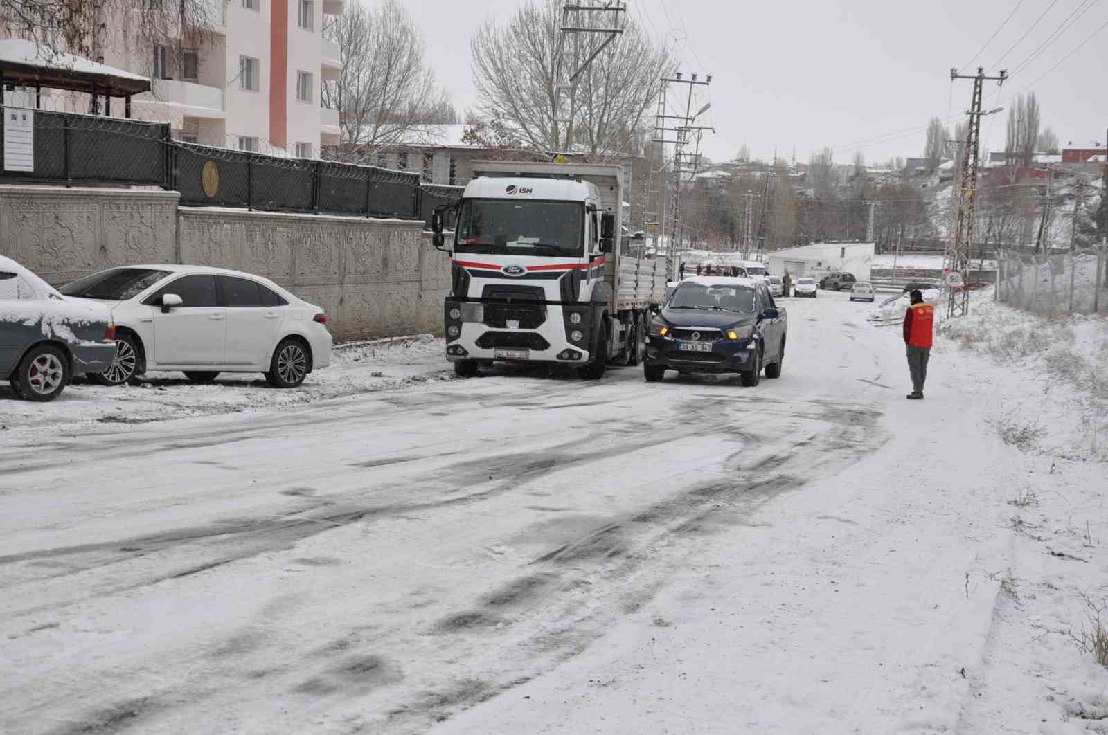 Kars’ta yollar buz pistine döndü
