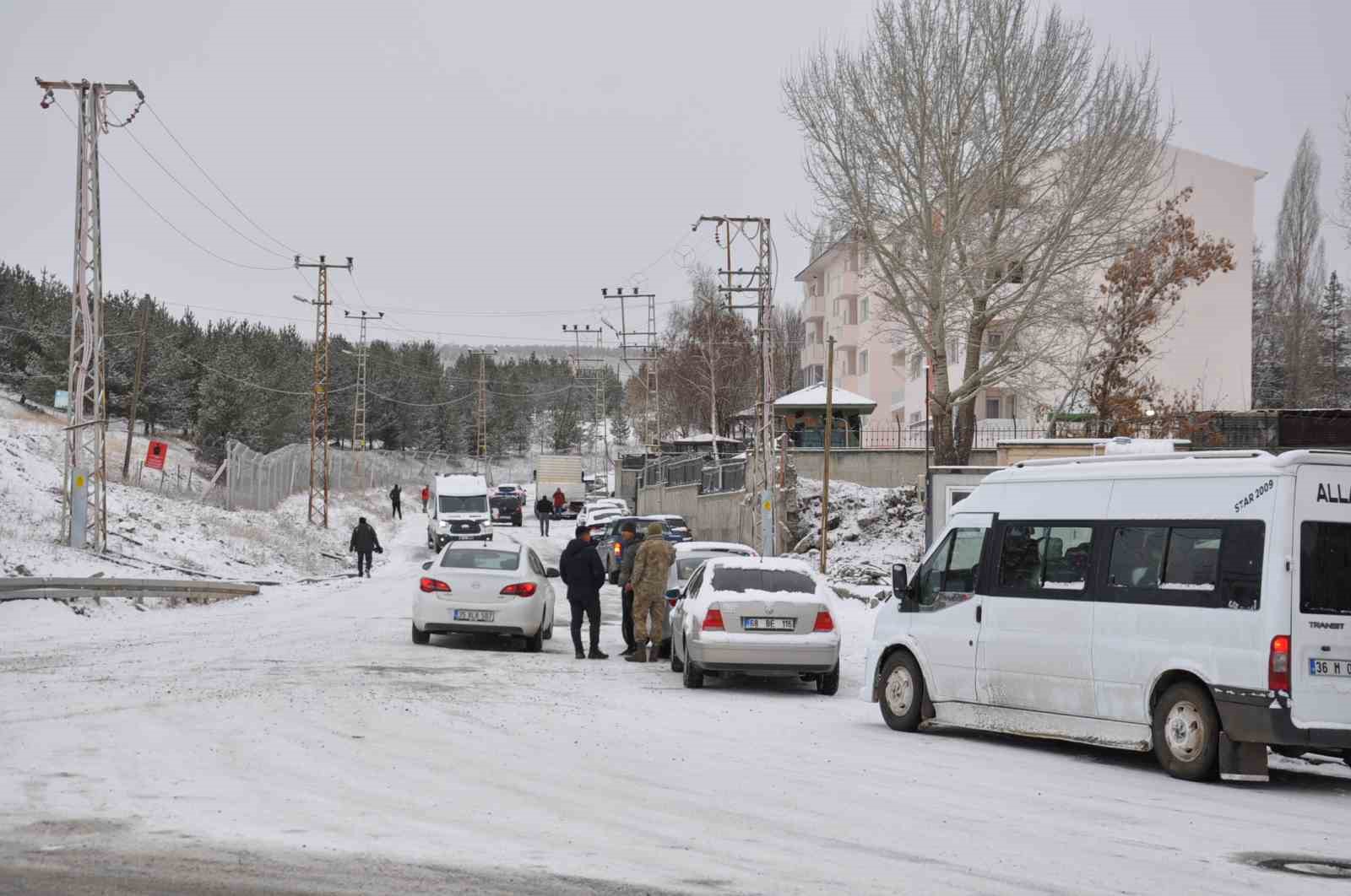 Kars’ta yollar buz pistine döndü
