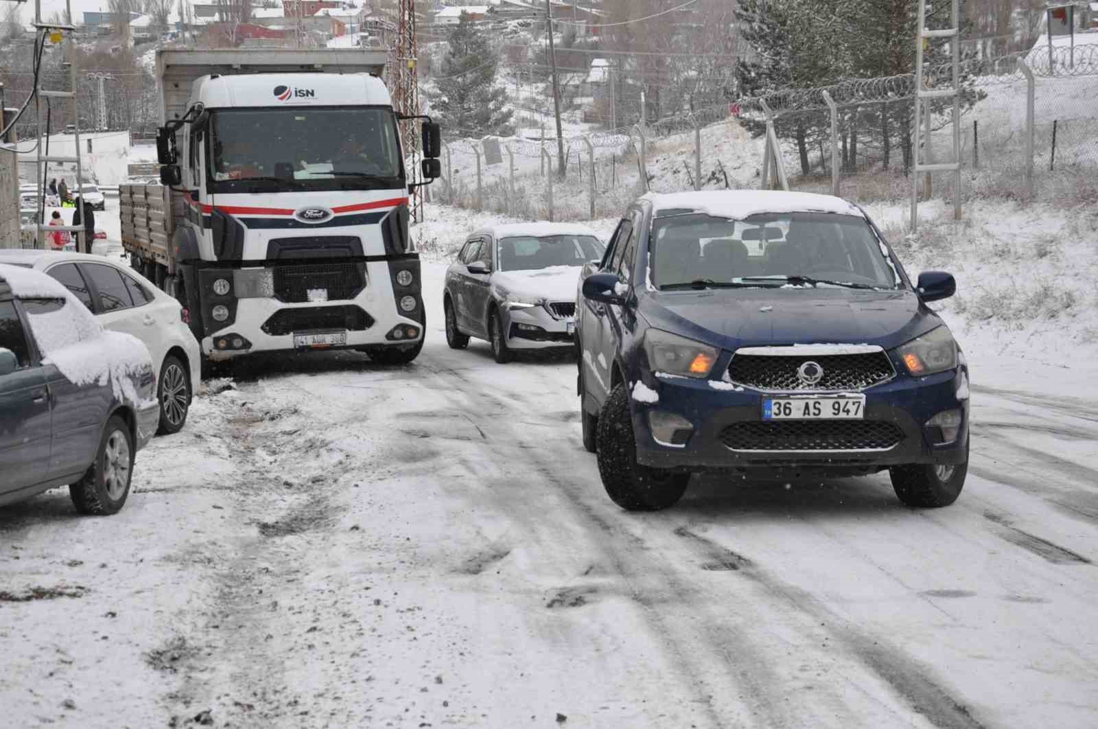 Kars’ta yollar buz pistine döndü
