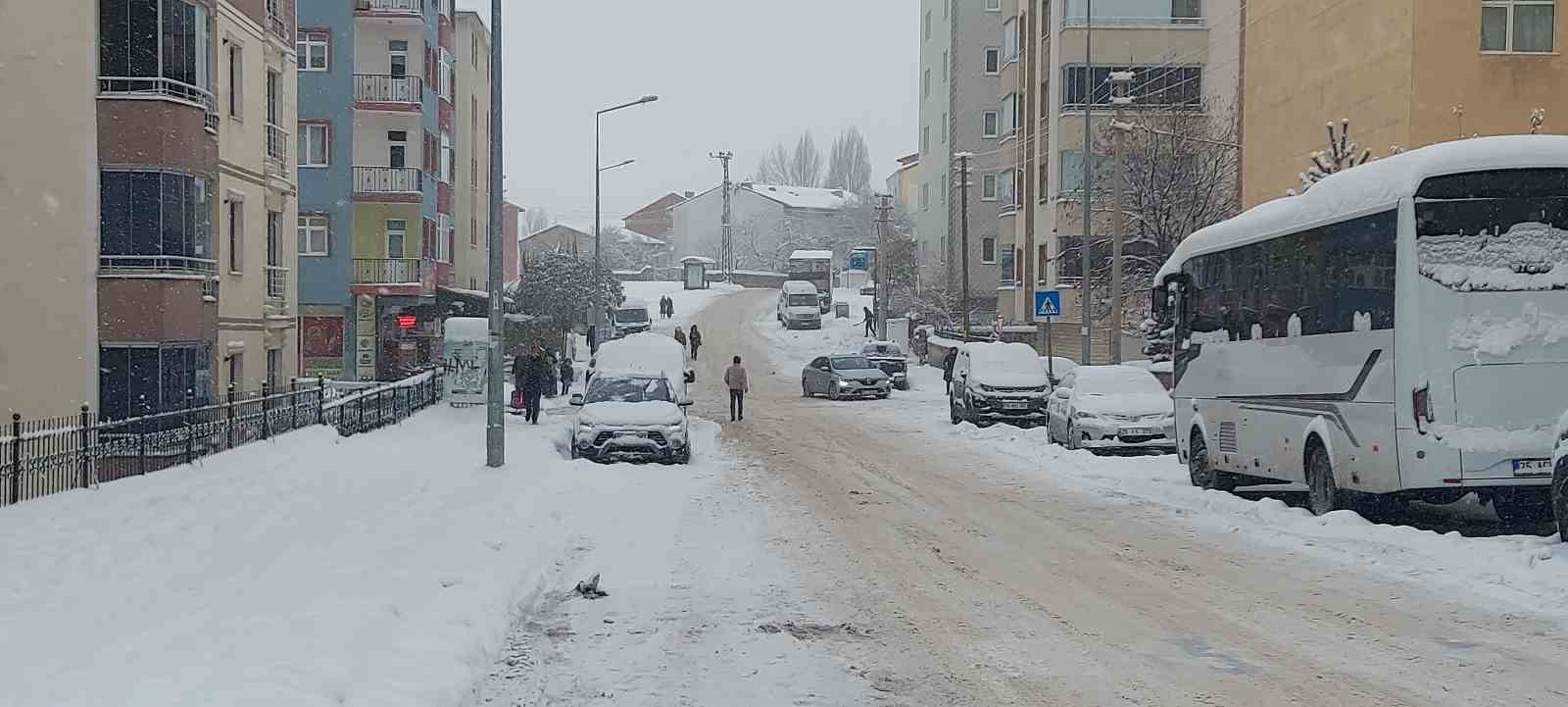 Kar Erzurum’u adeta esir aldı
