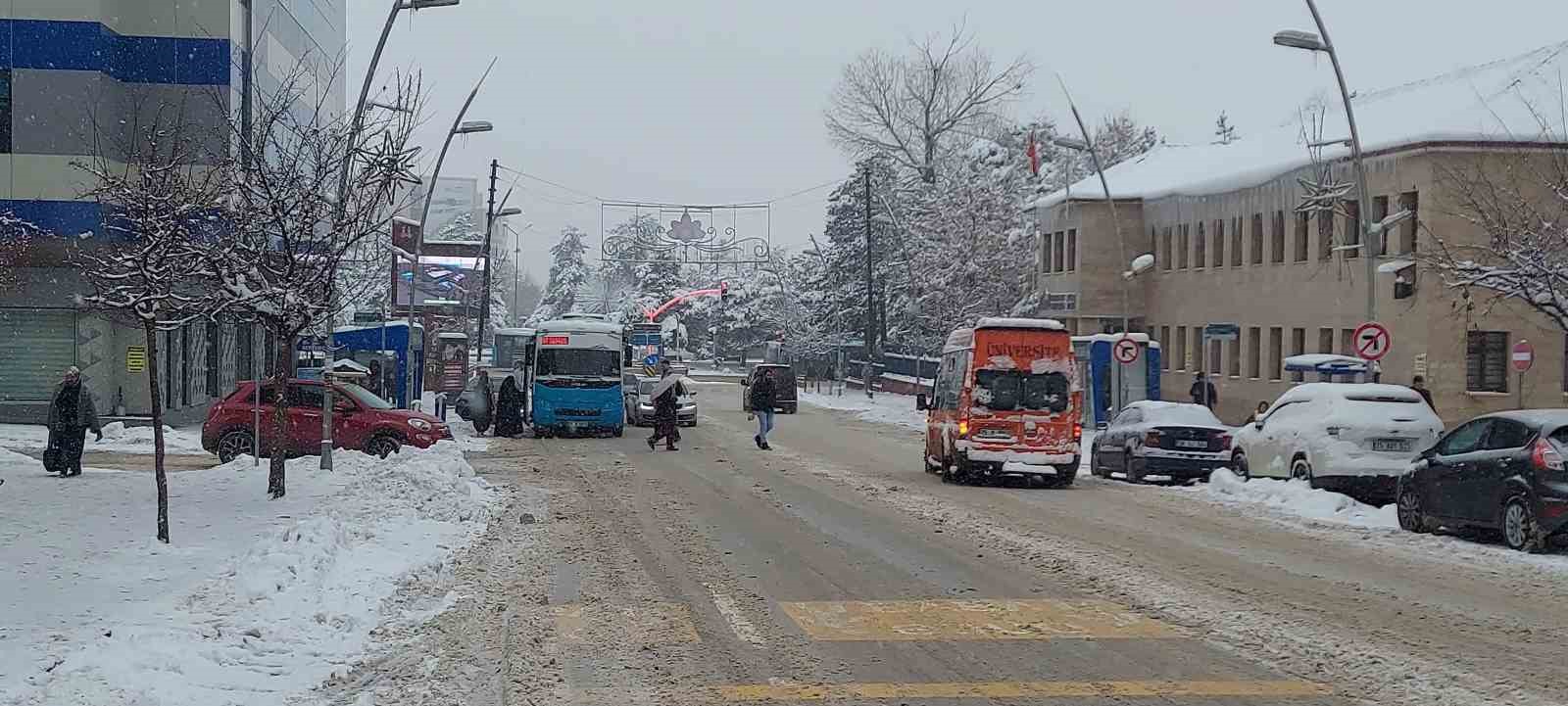 Kar Erzurum’u adeta esir aldı
