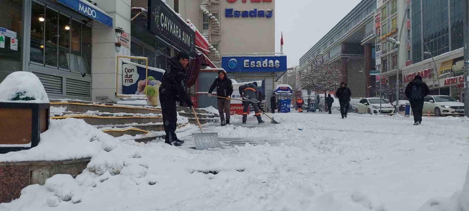 Kar Erzurum’u adeta esir aldı
