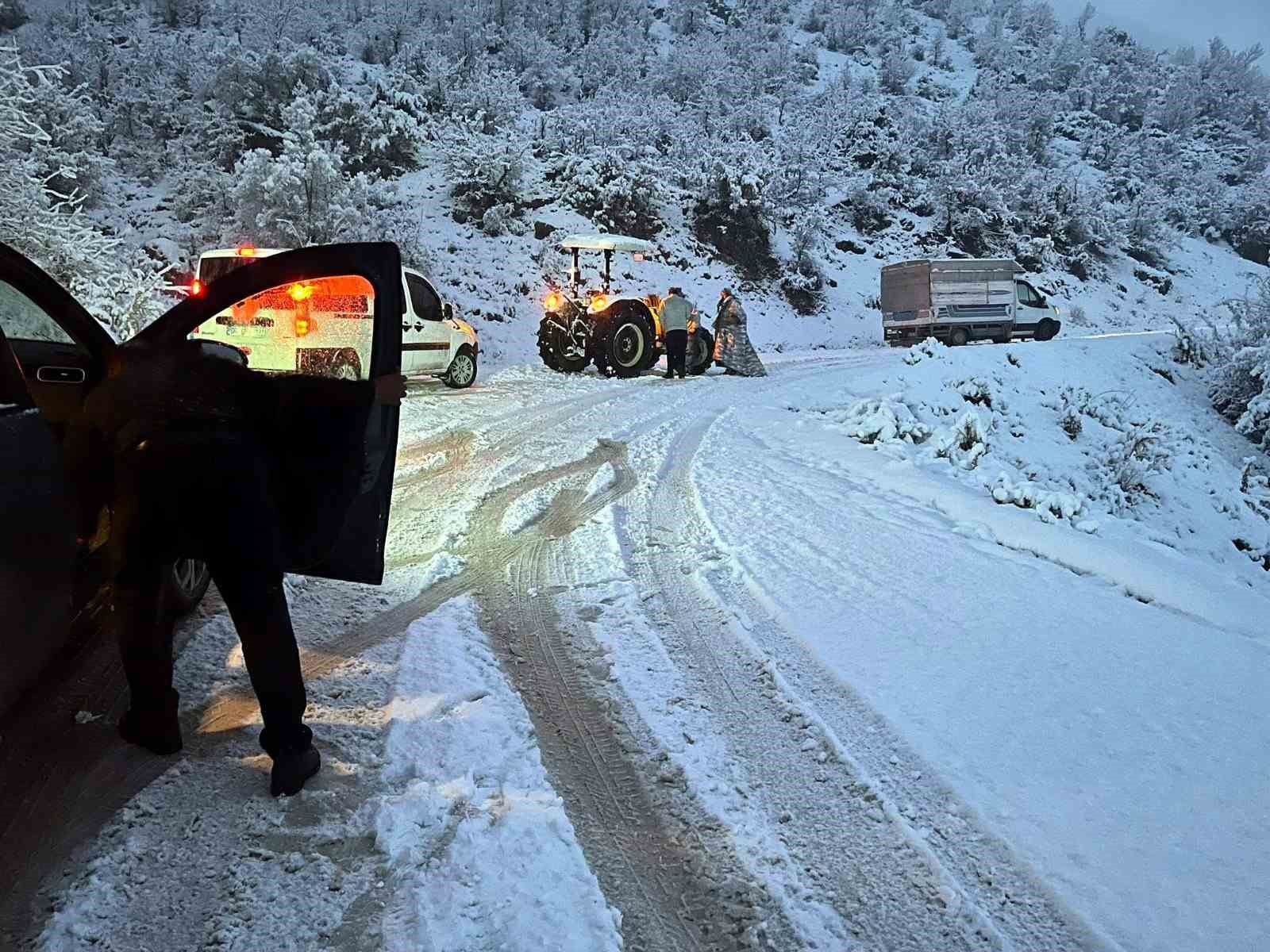 Karda mahsur kalanlar kurtarıldı
