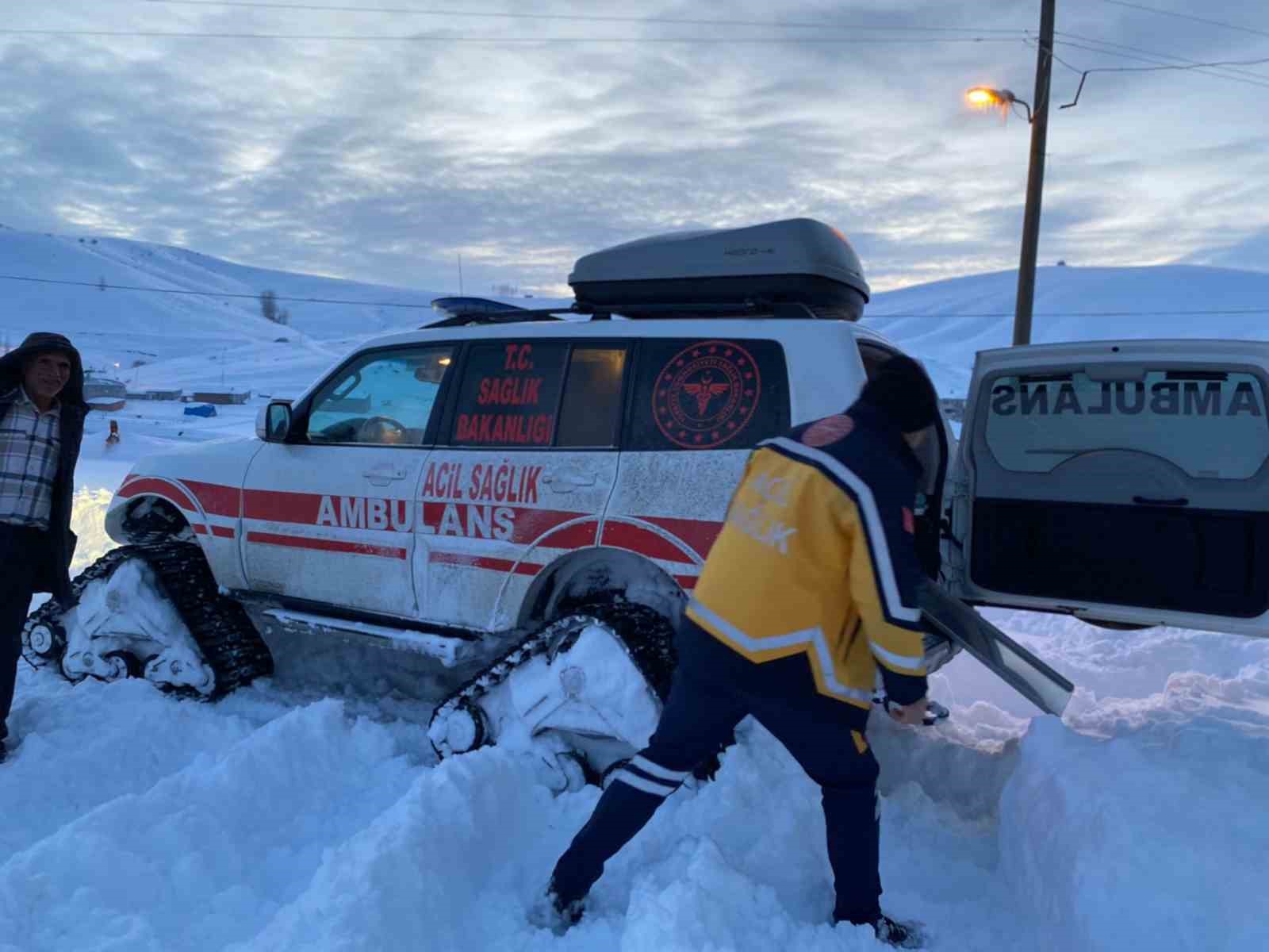 Bayburt’ta karlı dağları aşan paletli ambulanslar hastaların derdine derman oldu
