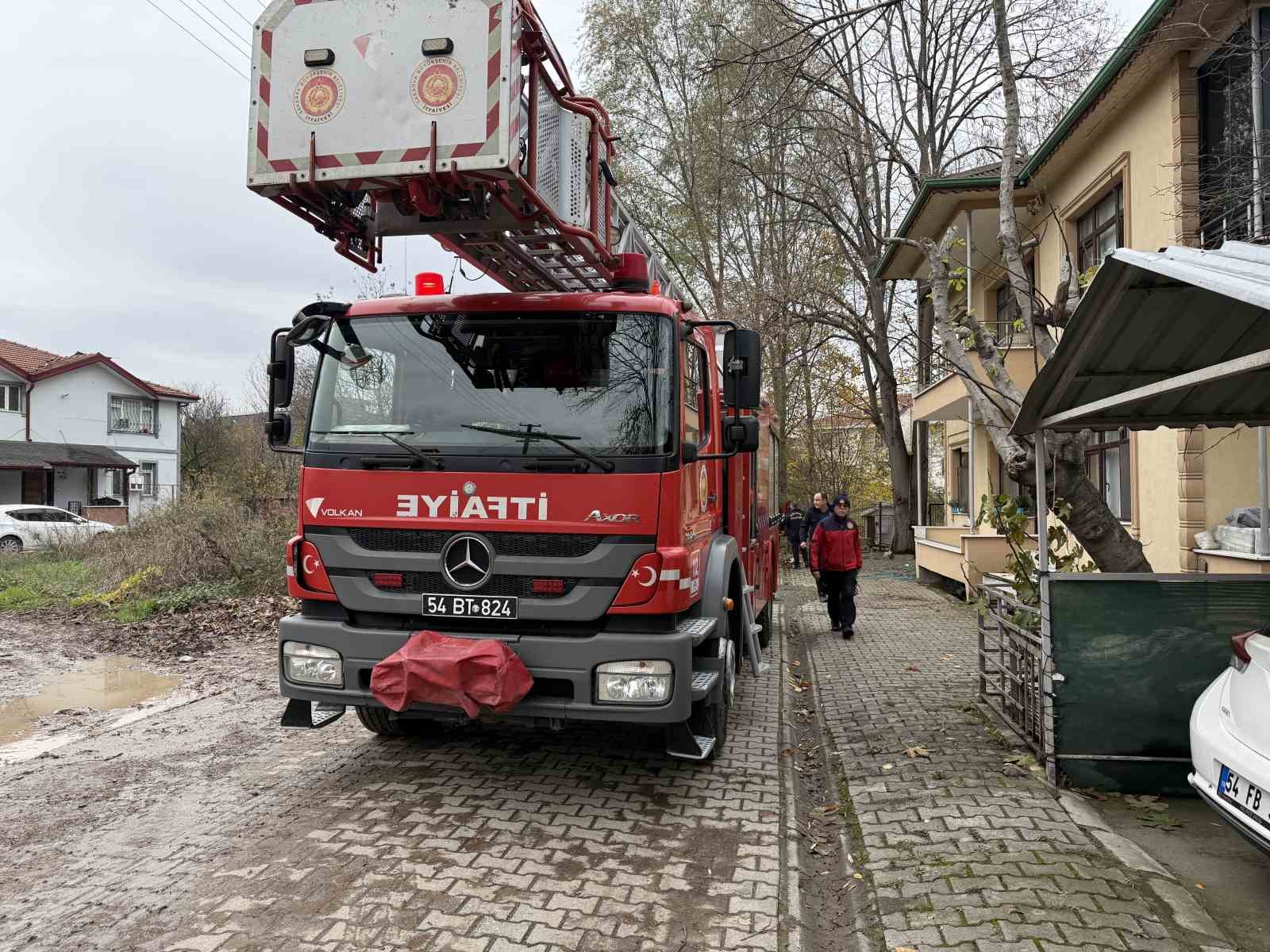 Kuyuya düşerek mahsur kalan sokak köpeğinin yardımına itfaiye koştu
