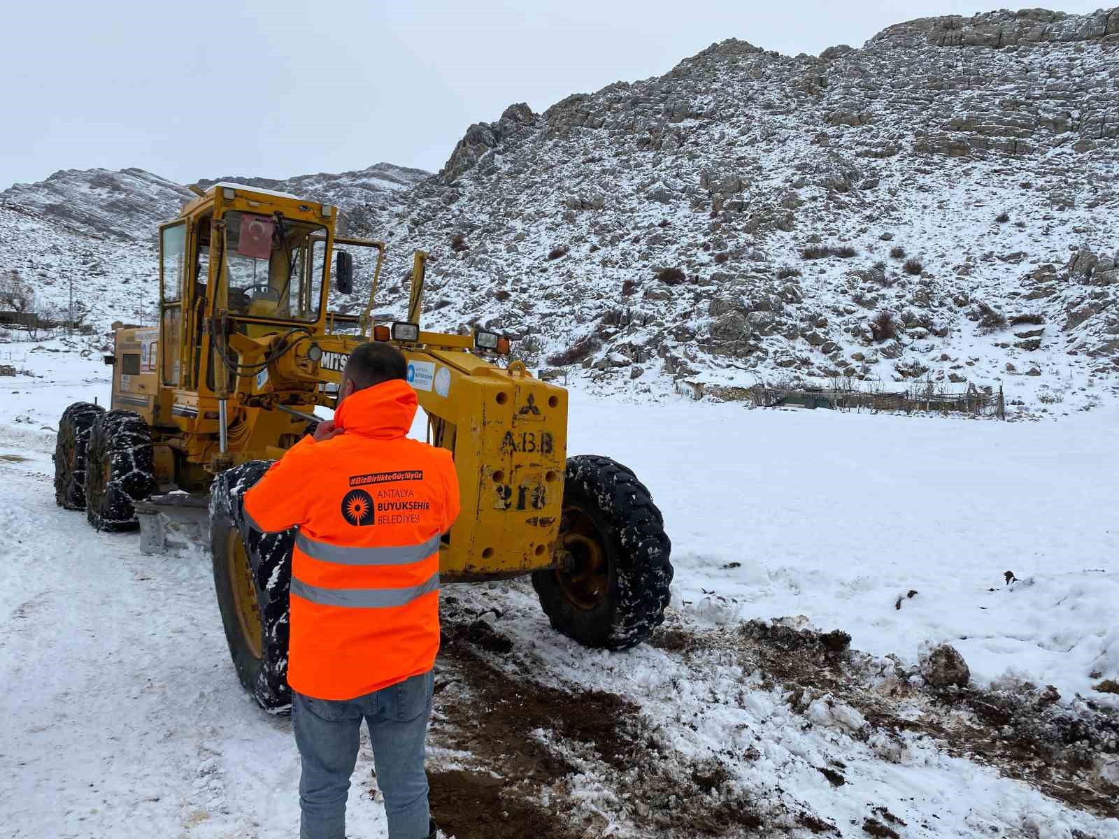 Antalya’da yaylada kardan mahsur kalan vatandaşlar büyükşehir ekipleri tarafından kurtarıldı
