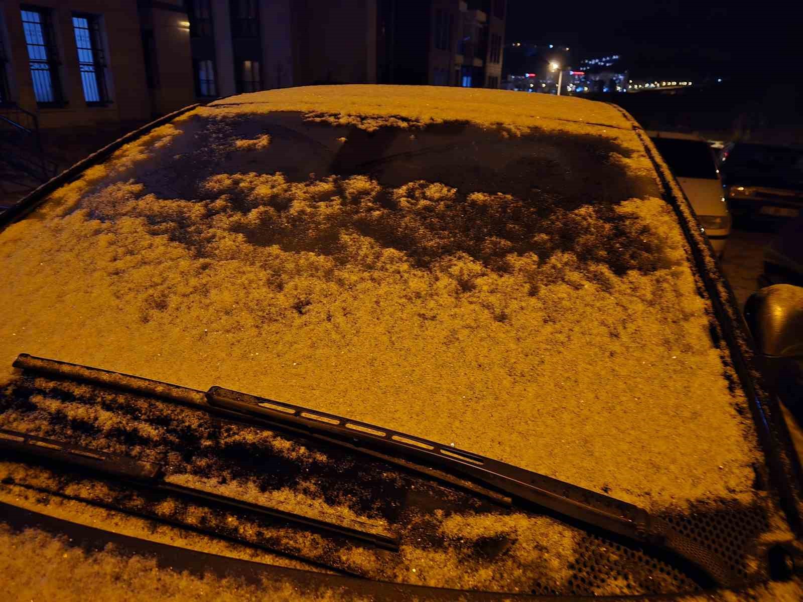 Soğuk hava araç camlarını dondurdu
