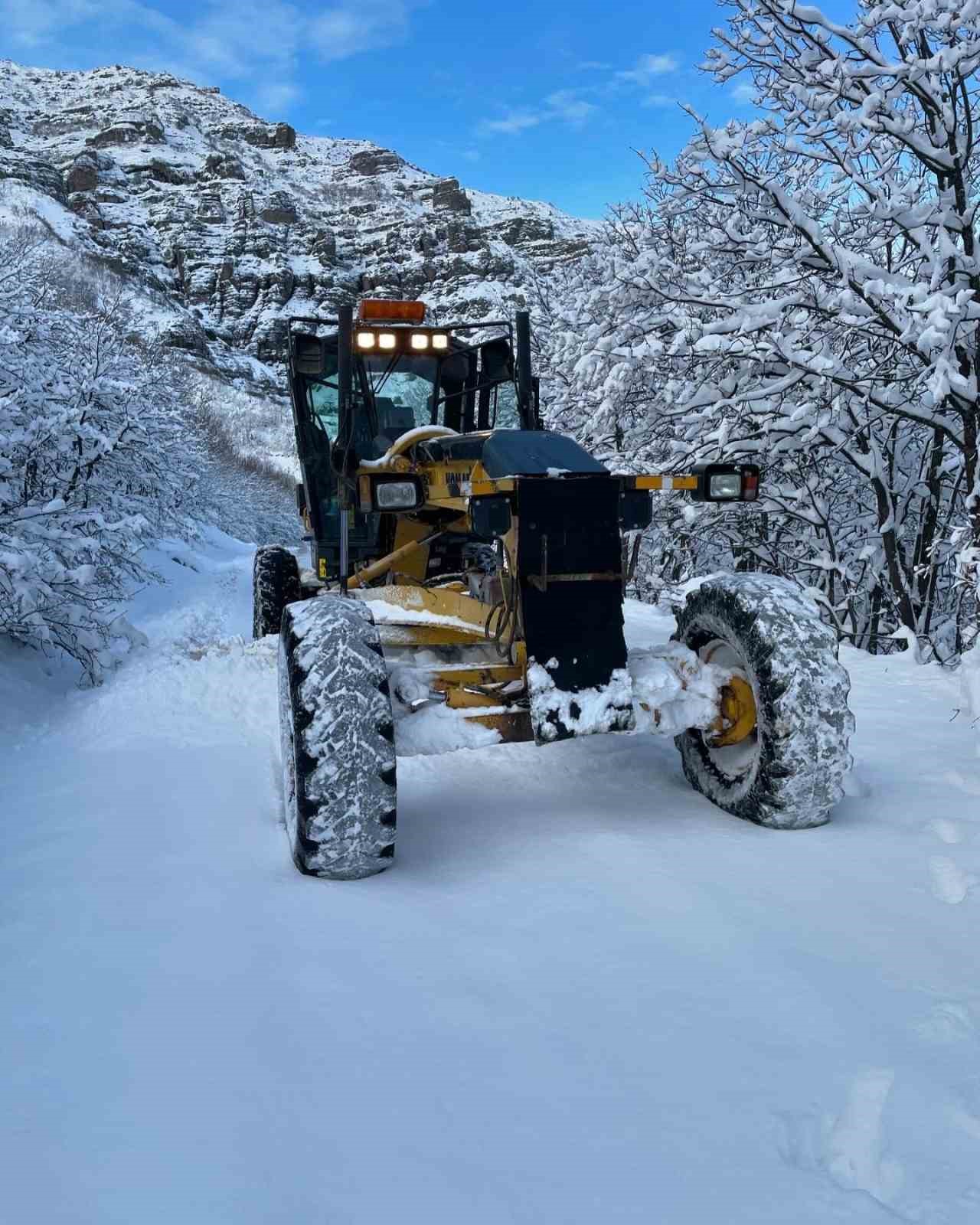 Tunceli’de, karla mücadele çalışmaları sürüyor
