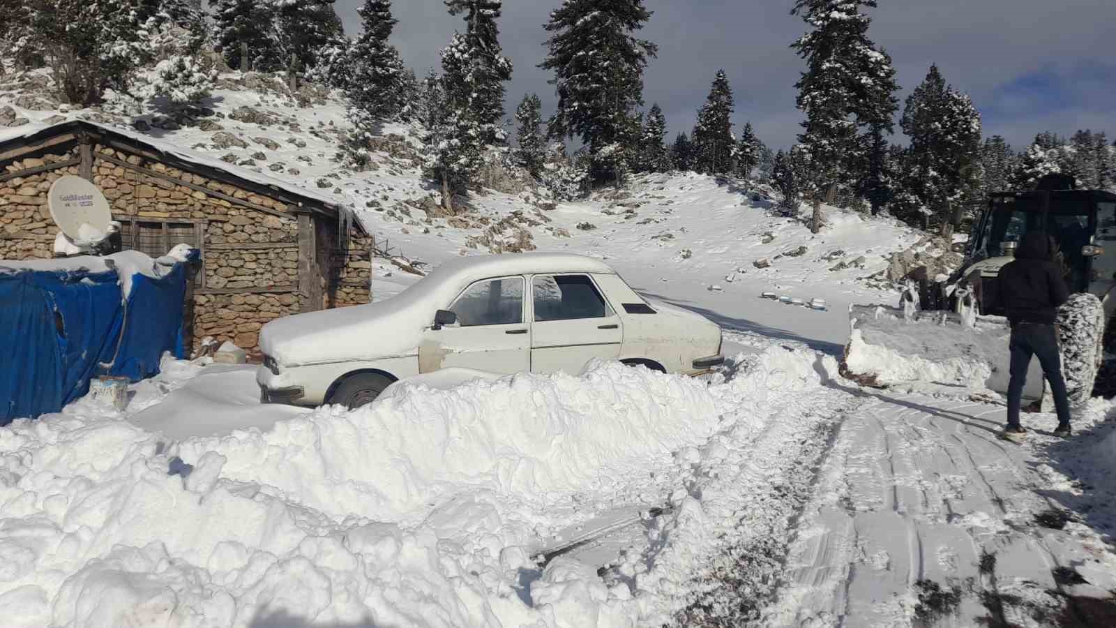 Adana’da karda mahsur kalan yayla sakinleri ve çobanlar kurtarıldı
