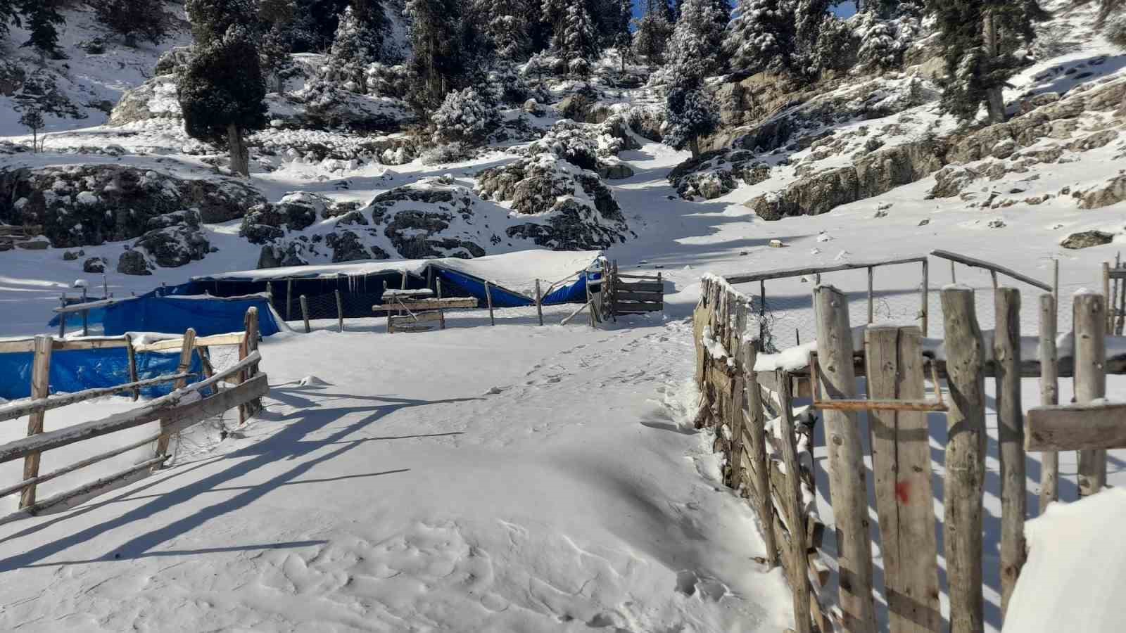 Adana’da karda mahsur kalan yayla sakinleri ve çobanlar kurtarıldı
