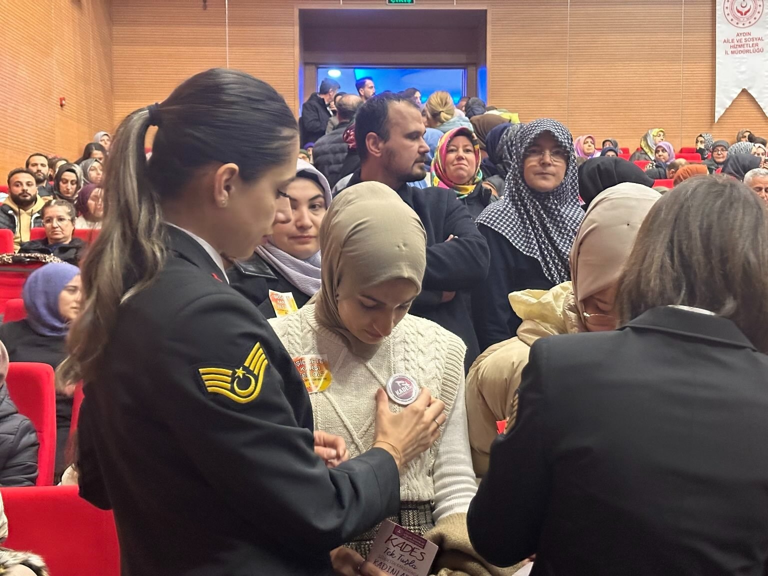 Jandarma vatandaşları KADES uygulaması hakkında bilgilendirdi
