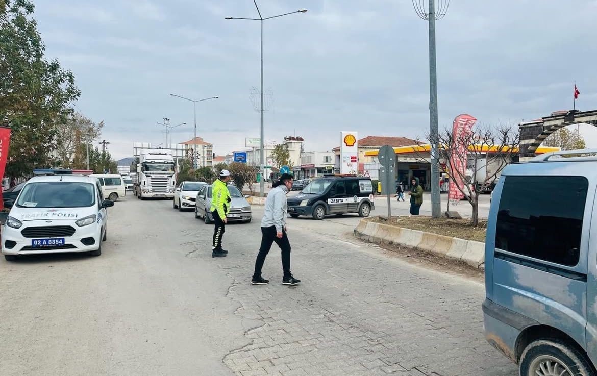 Gölbaşı’nda yayalara trafik eğitimi verildi
