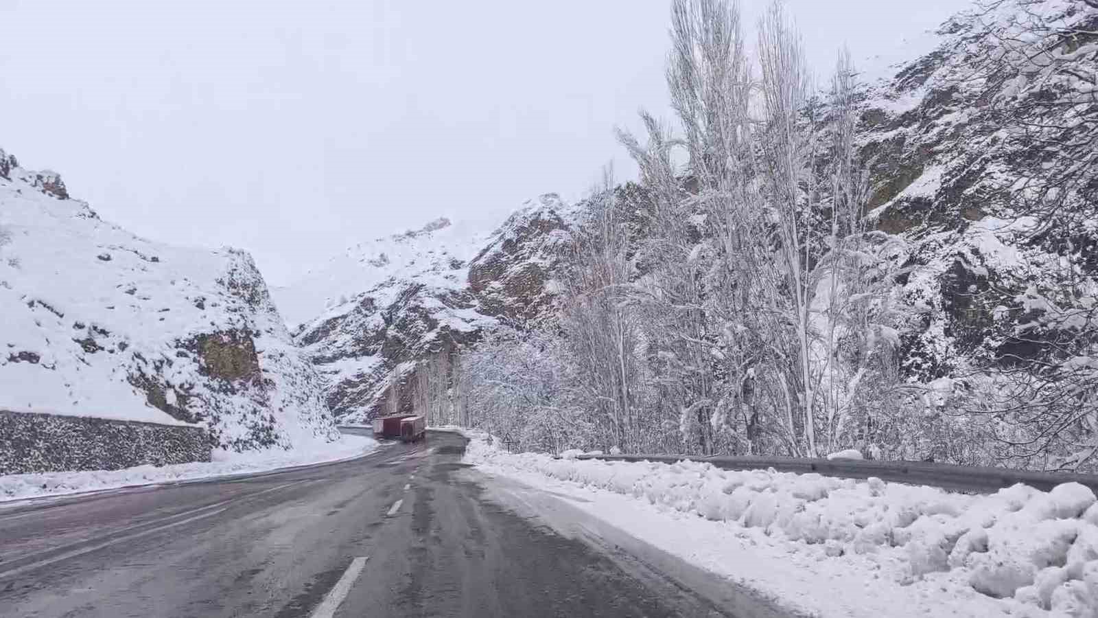 Yollarda kar ve buzlanma kazalara davetiye çıkarıyor
