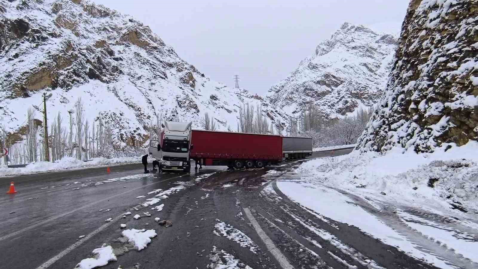 Yollarda kar ve buzlanma kazalara davetiye çıkarıyor
