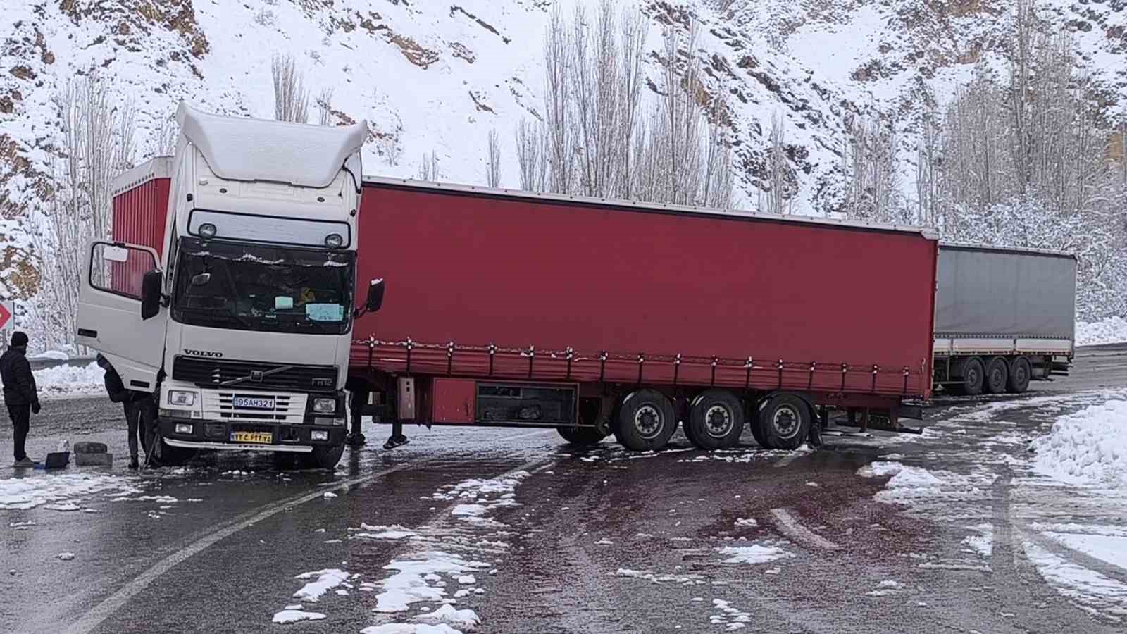 Yollarda kar ve buzlanma kazalara davetiye çıkarıyor
