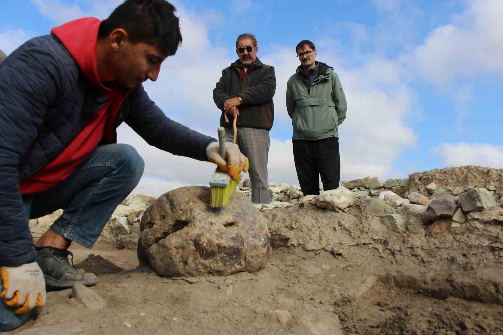 Oluz Höyük’te kutsal oda ve taş ortaya çıkarıldı: 