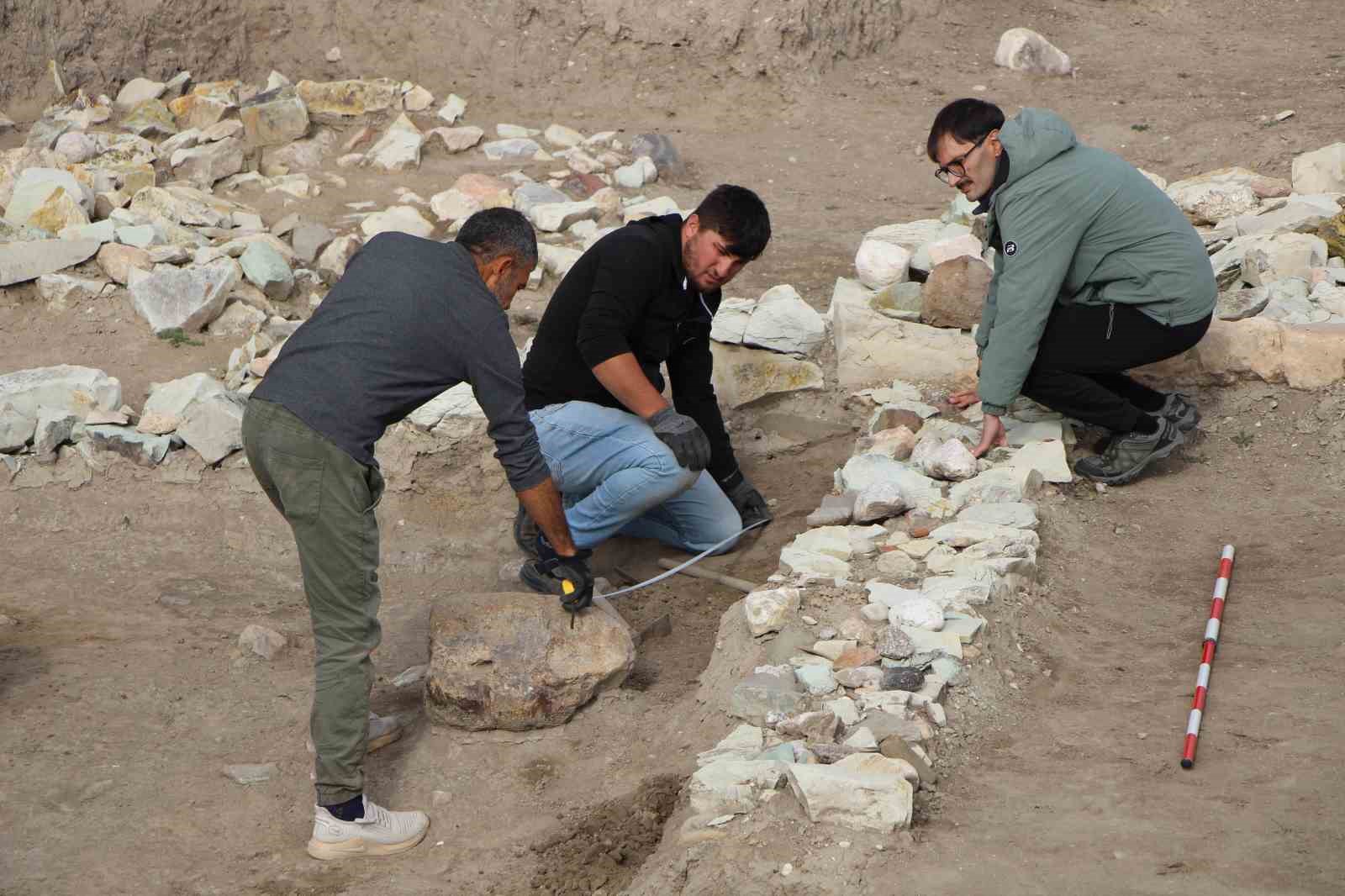 Oluz Höyük’te kutsal oda ve taş ortaya çıkarıldı: 