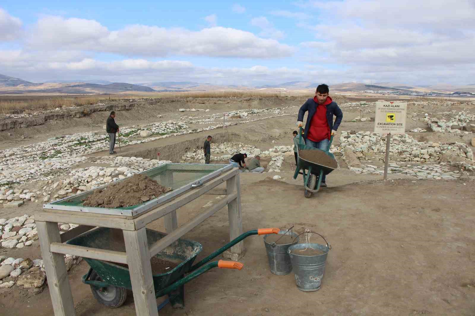 Oluz Höyük’te kutsal oda ve taş ortaya çıkarıldı: 