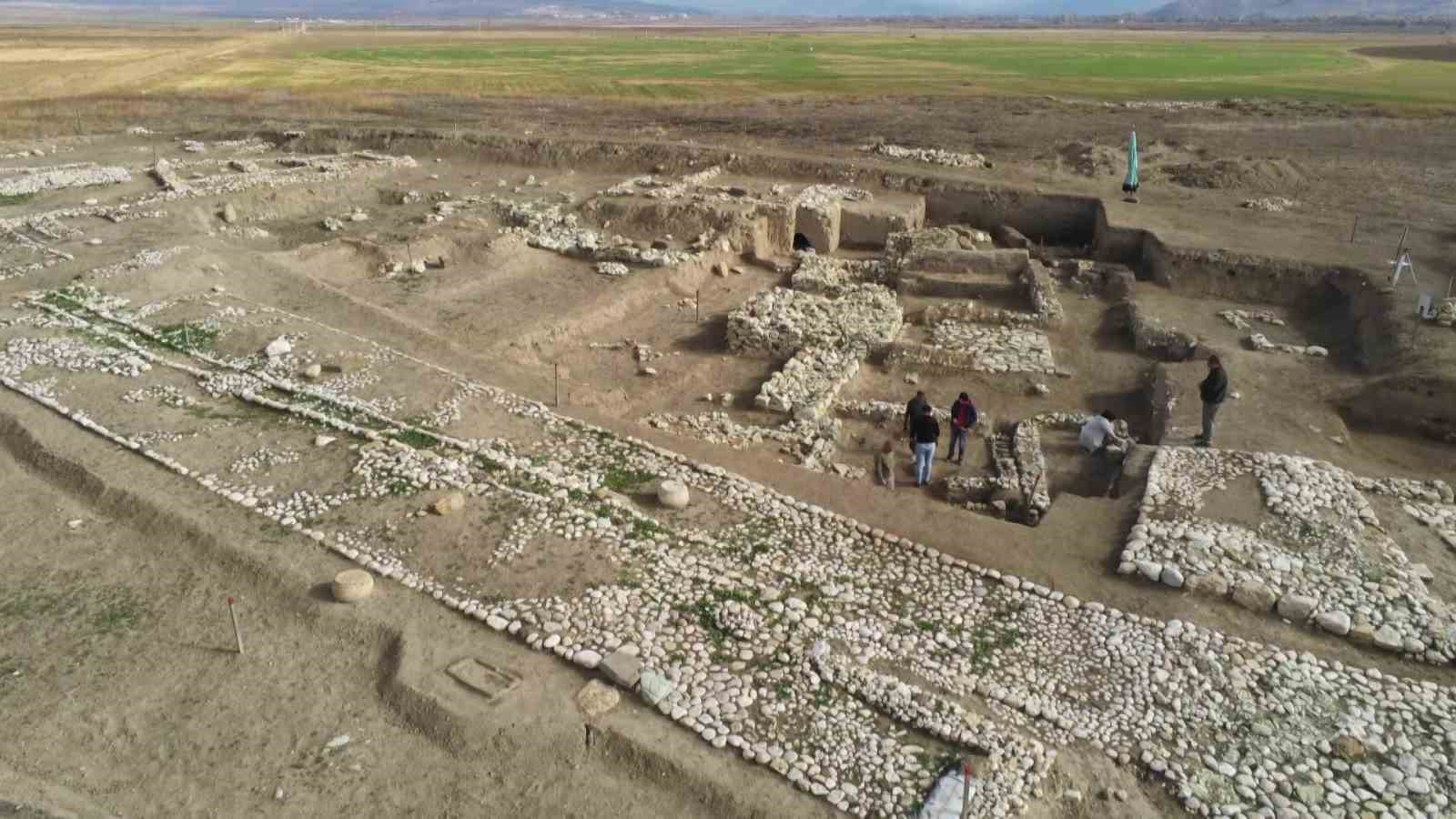 Oluz Höyük’te kutsal oda ve taş ortaya çıkarıldı: 