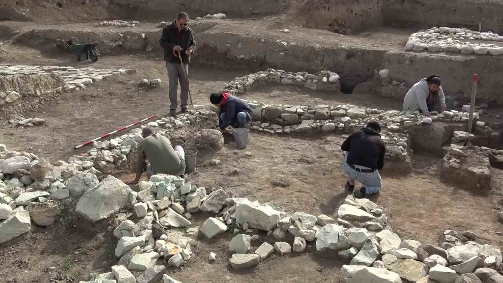 Oluz Höyük’te kutsal oda ve taş ortaya çıkarıldı: 