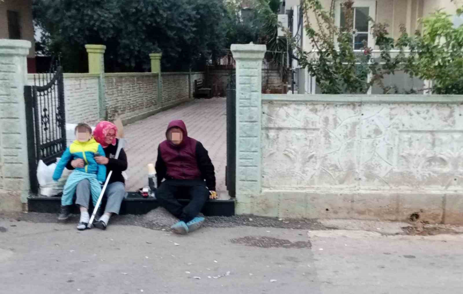 Kira borcu iddiasıyla hem eşyaları haczedildi hem evden çıkartılıp 2 torunuyla dışarıda kaldı
