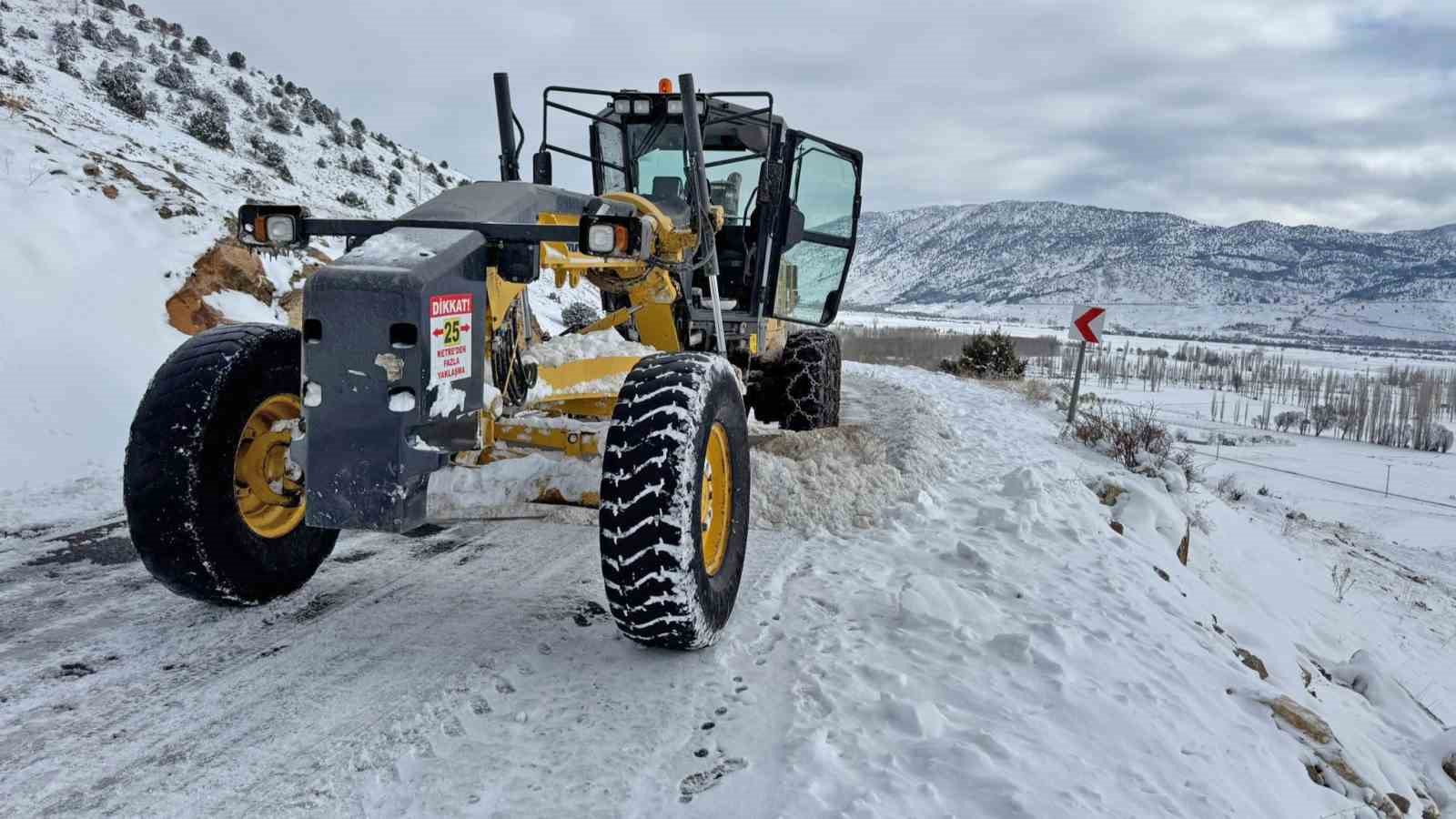 Büyükşehir, kar yağışı sonrası 203 mahalle yolunu açtı
