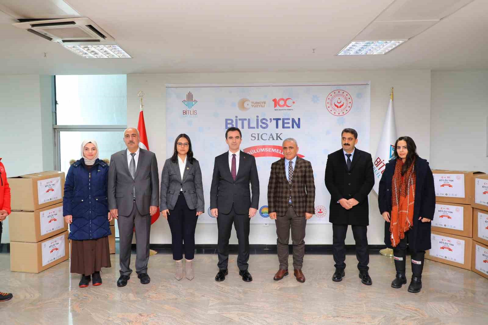 Bitlis’te öğrencilere mont ve bot yardımı
