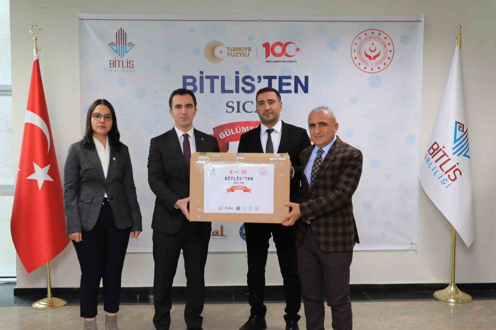 Bitlis’te öğrencilere mont ve bot yardımı
