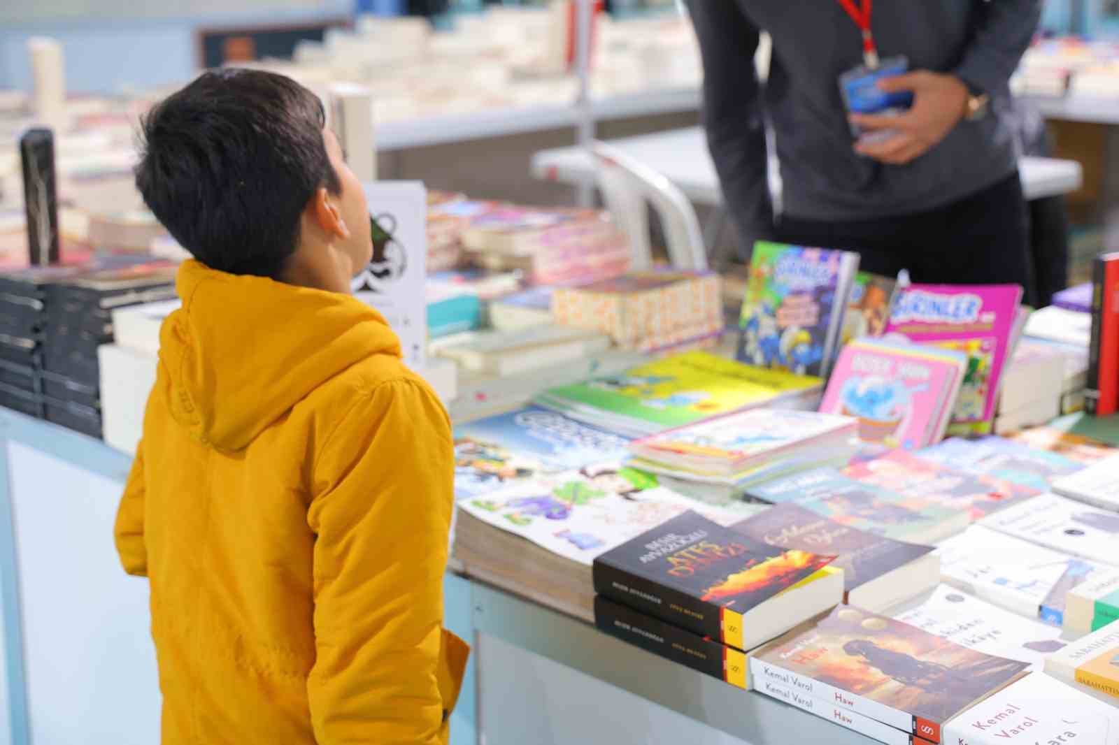 Depremzede şehir Kahramanmaraş’ta kitap fuarına yoğun ilgi
