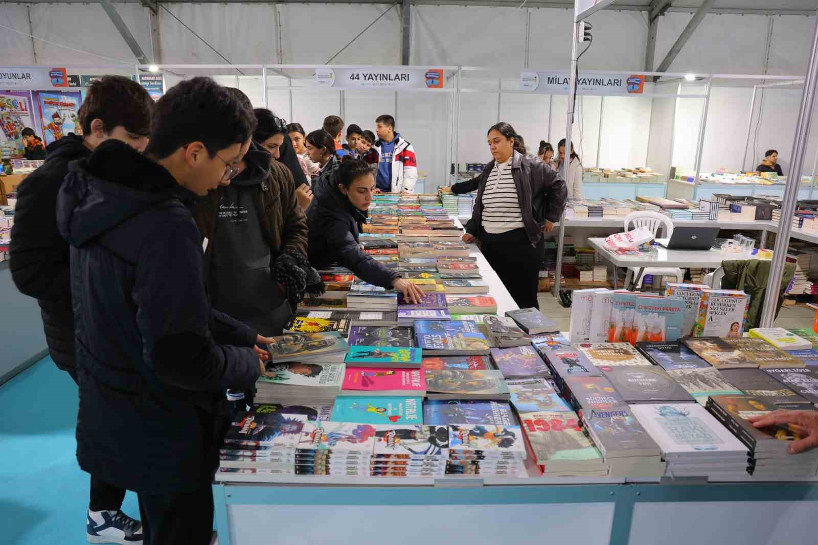 Depremzede şehir Kahramanmaraş’ta kitap fuarına yoğun ilgi
