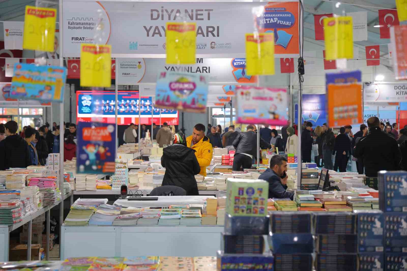 Depremzede şehir Kahramanmaraş’ta kitap fuarına yoğun ilgi
