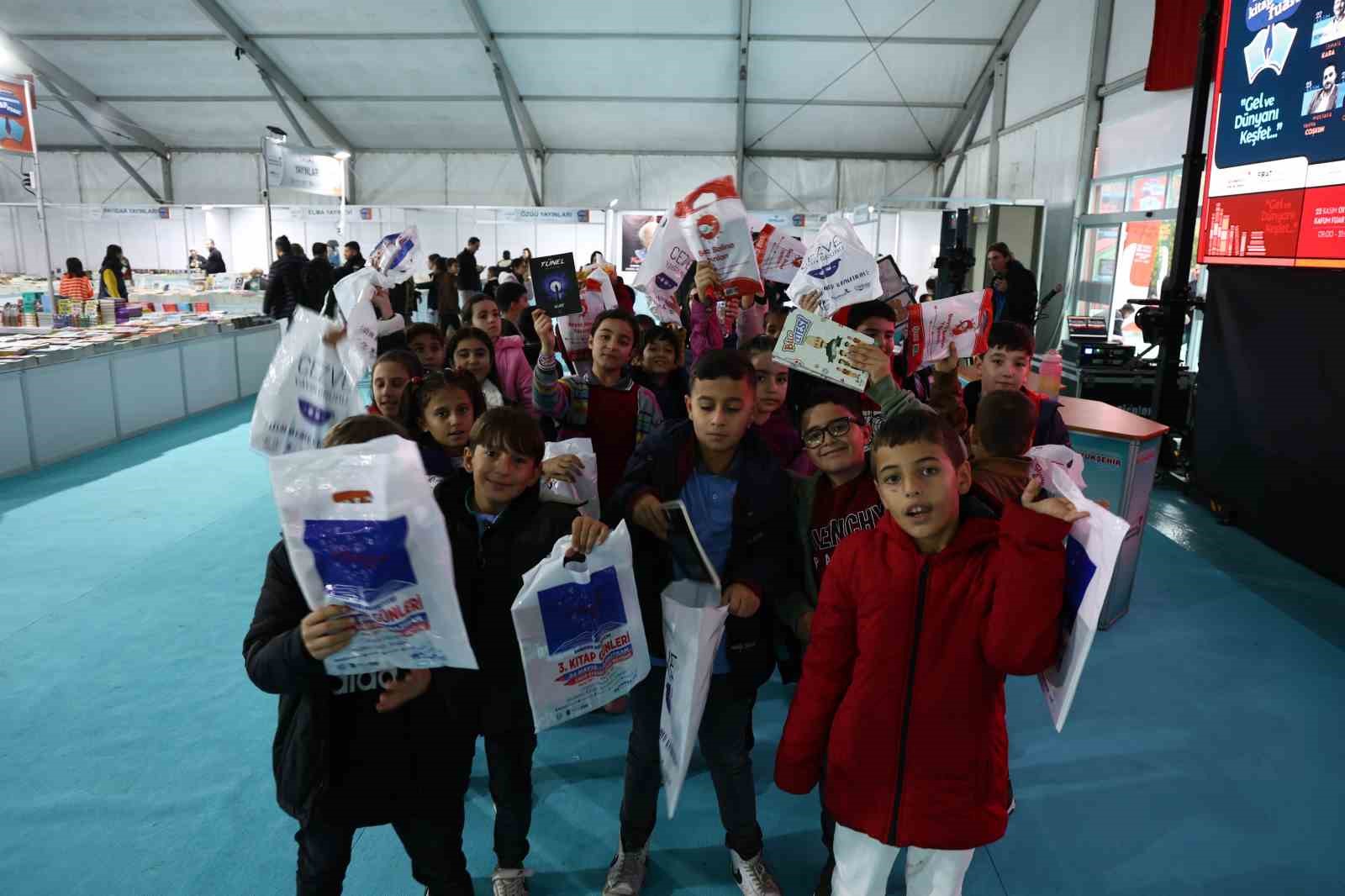 Depremzede şehir Kahramanmaraş’ta kitap fuarına yoğun ilgi
