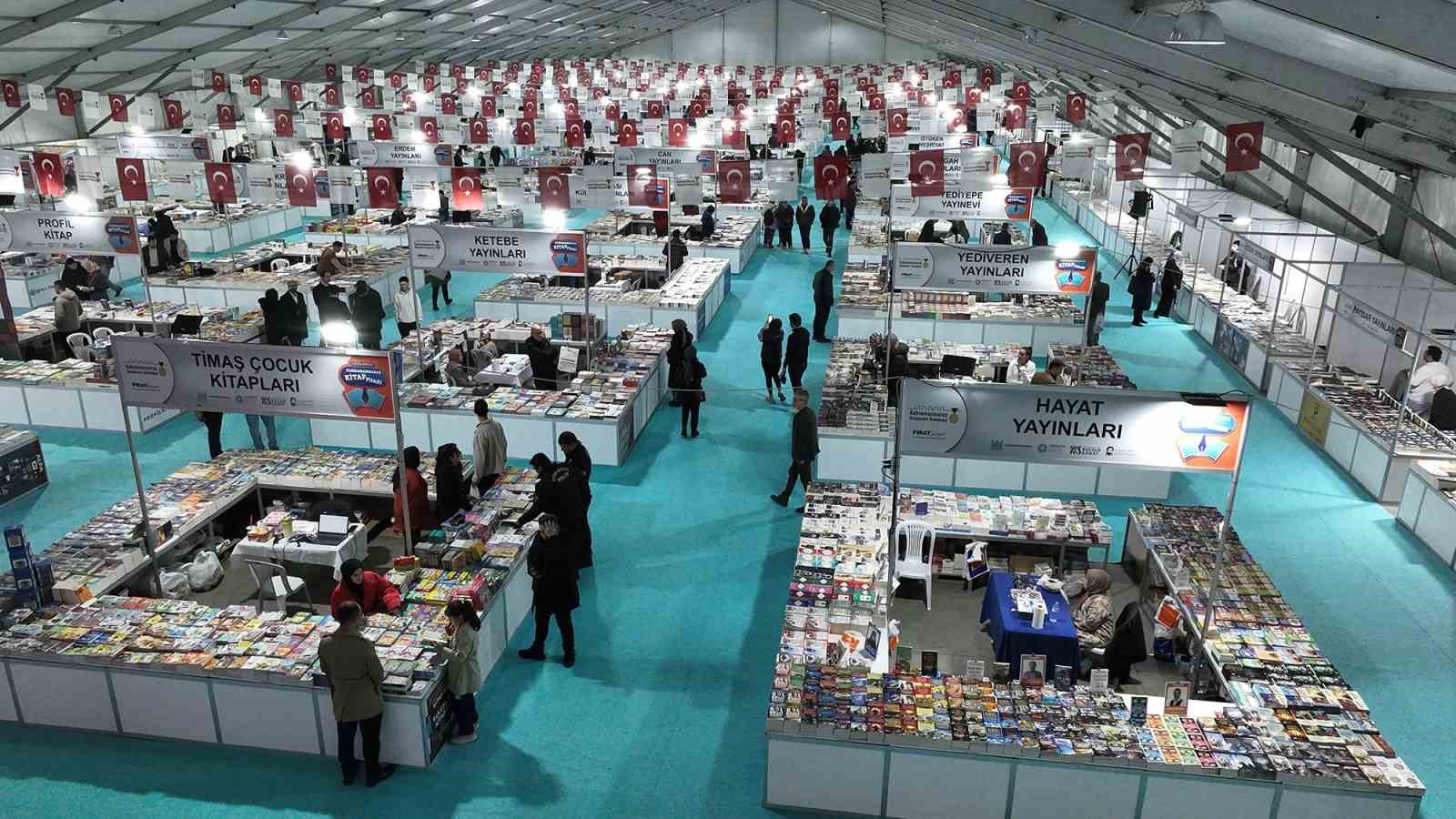 Depremzede şehir Kahramanmaraş’ta kitap fuarına yoğun ilgi
