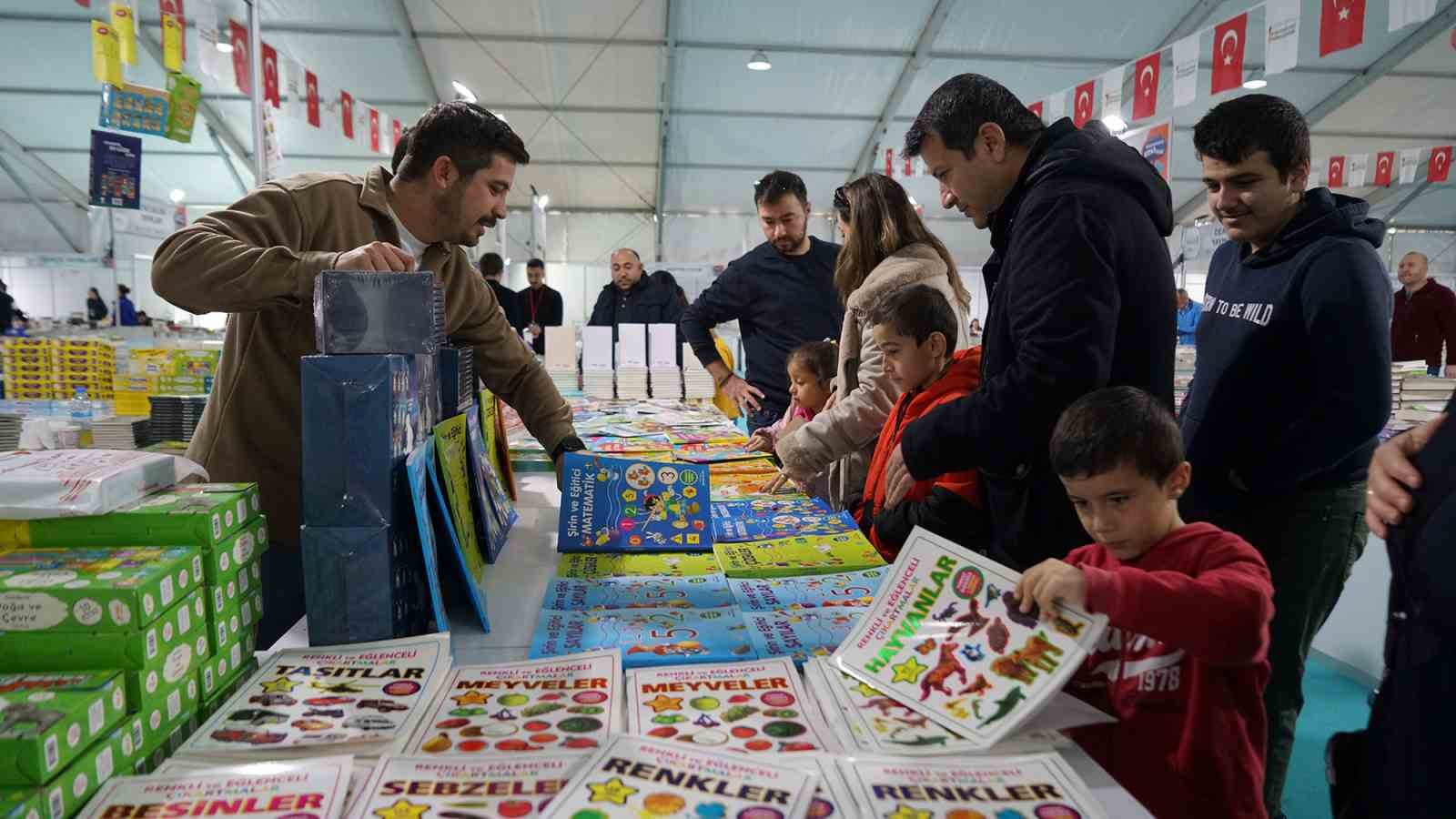 Depremzede şehir Kahramanmaraş’ta kitap fuarına yoğun ilgi
