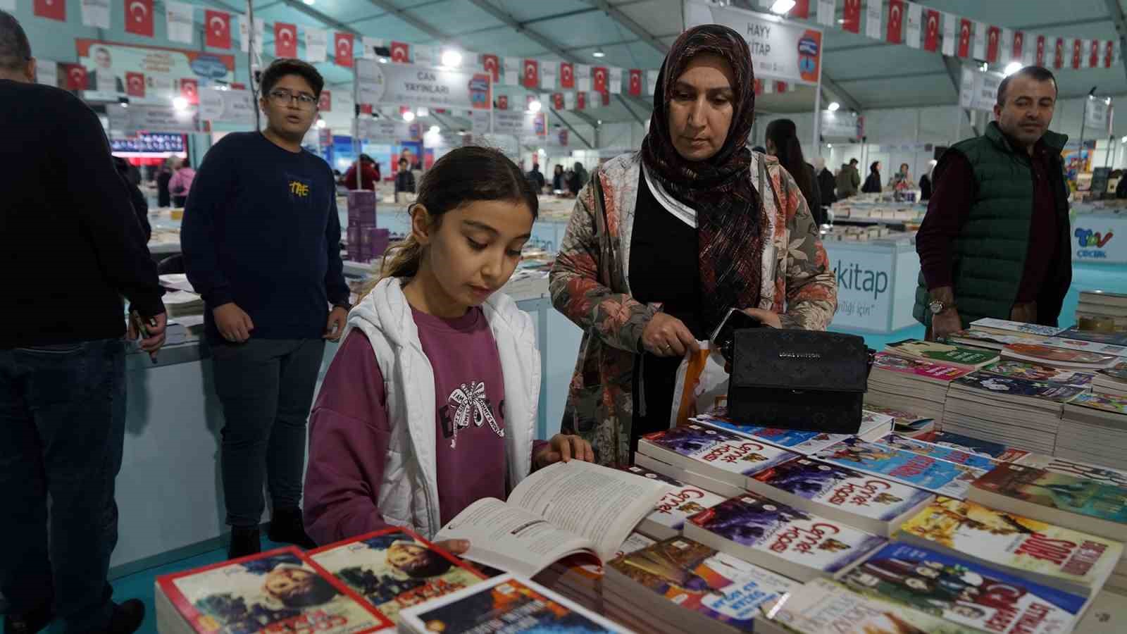 Depremzede şehir Kahramanmaraş’ta kitap fuarına yoğun ilgi
