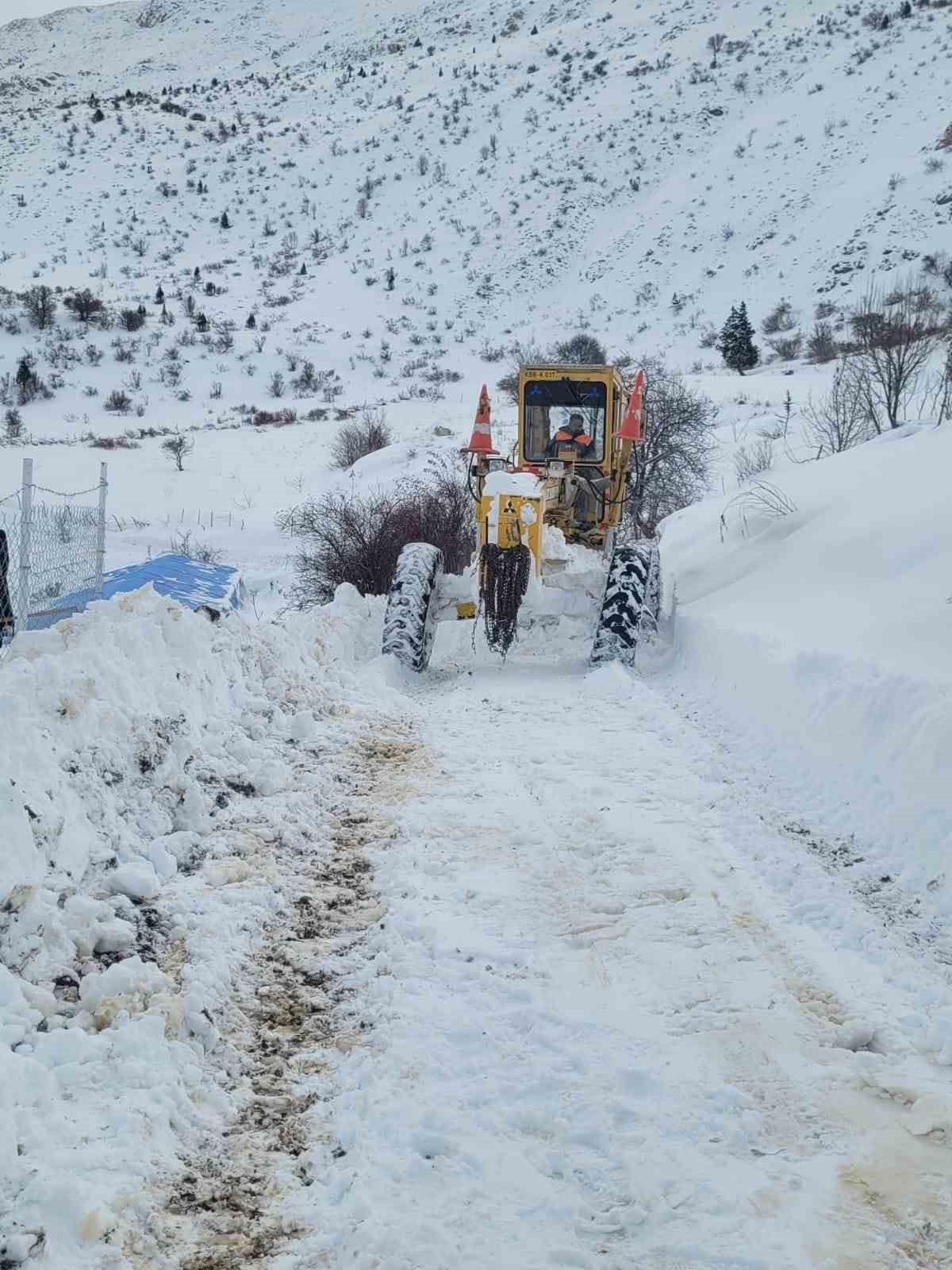 Büyükşehir’in kırsalda karla mücadelesi etkin şekilde sürüyor
