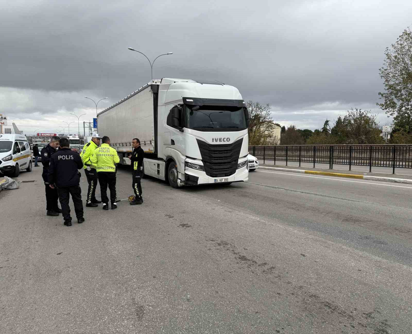 Tırın altında kalan kadın, son yolculuğuna uğurlandı
