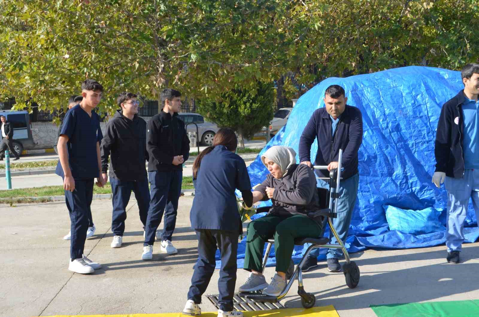 Hastanede yapılan yangın tatbikatı gerçeğini aratmadı
