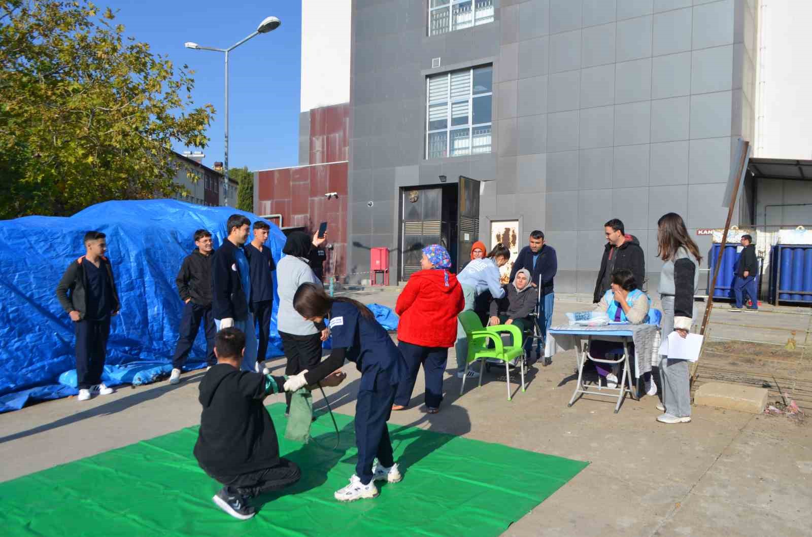 Hastanede yapılan yangın tatbikatı gerçeğini aratmadı
