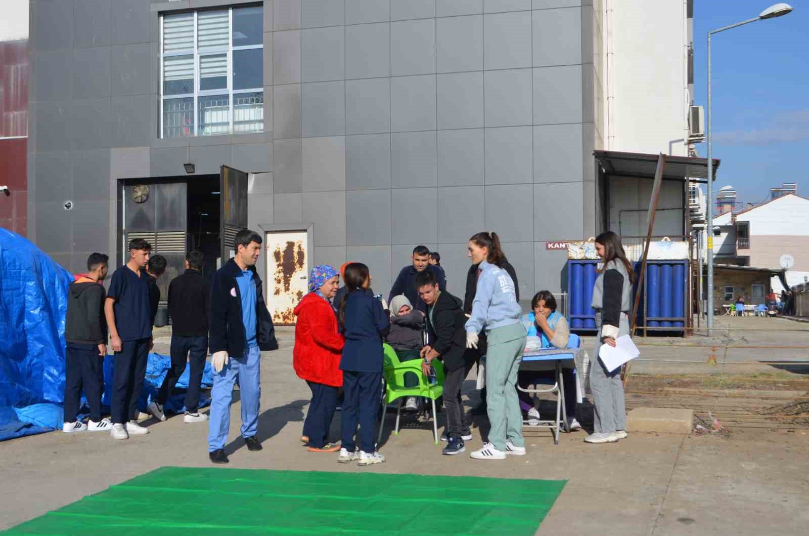 Hastanede yapılan yangın tatbikatı gerçeğini aratmadı
