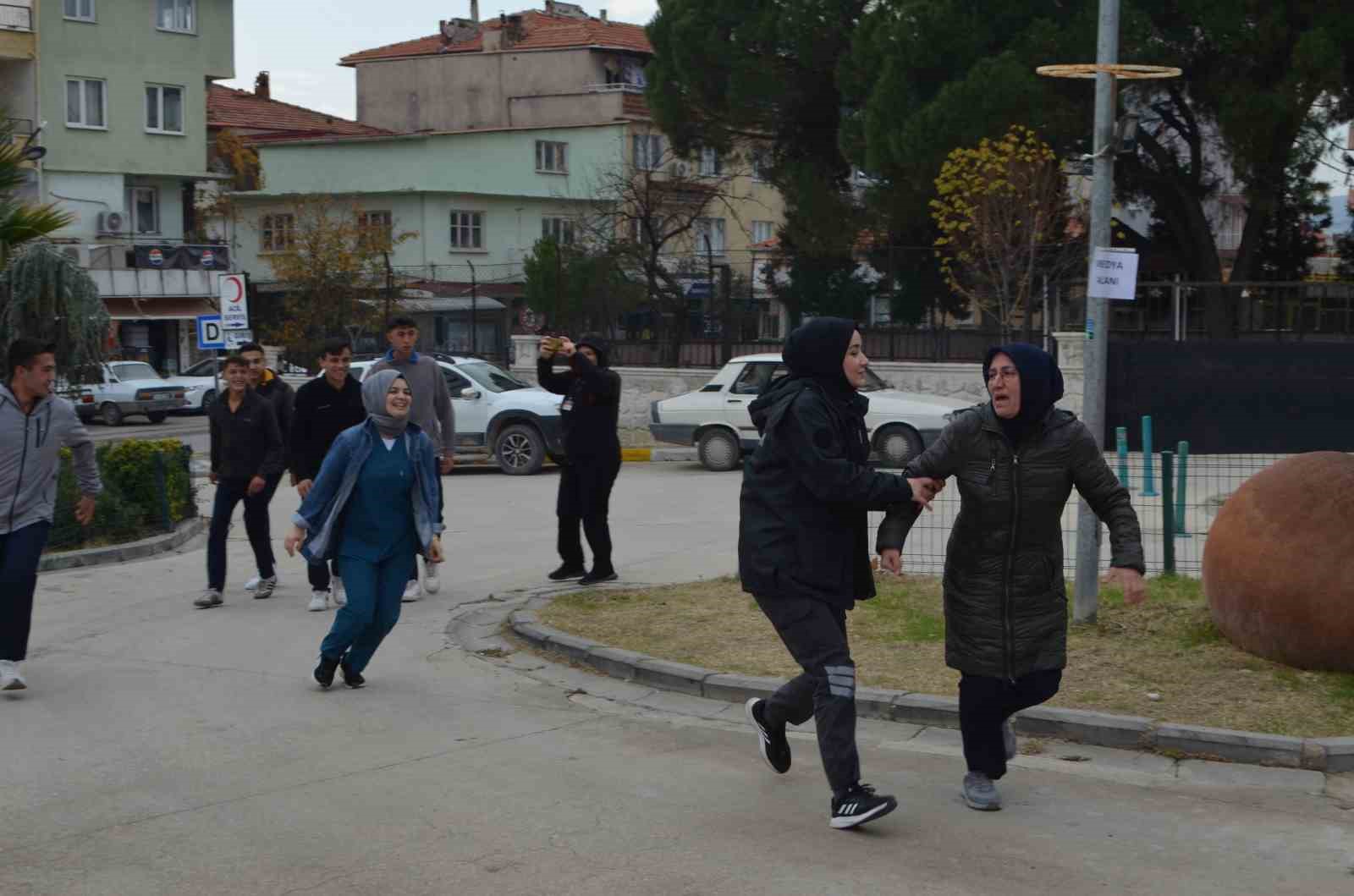 Hastanede yapılan yangın tatbikatı gerçeğini aratmadı
