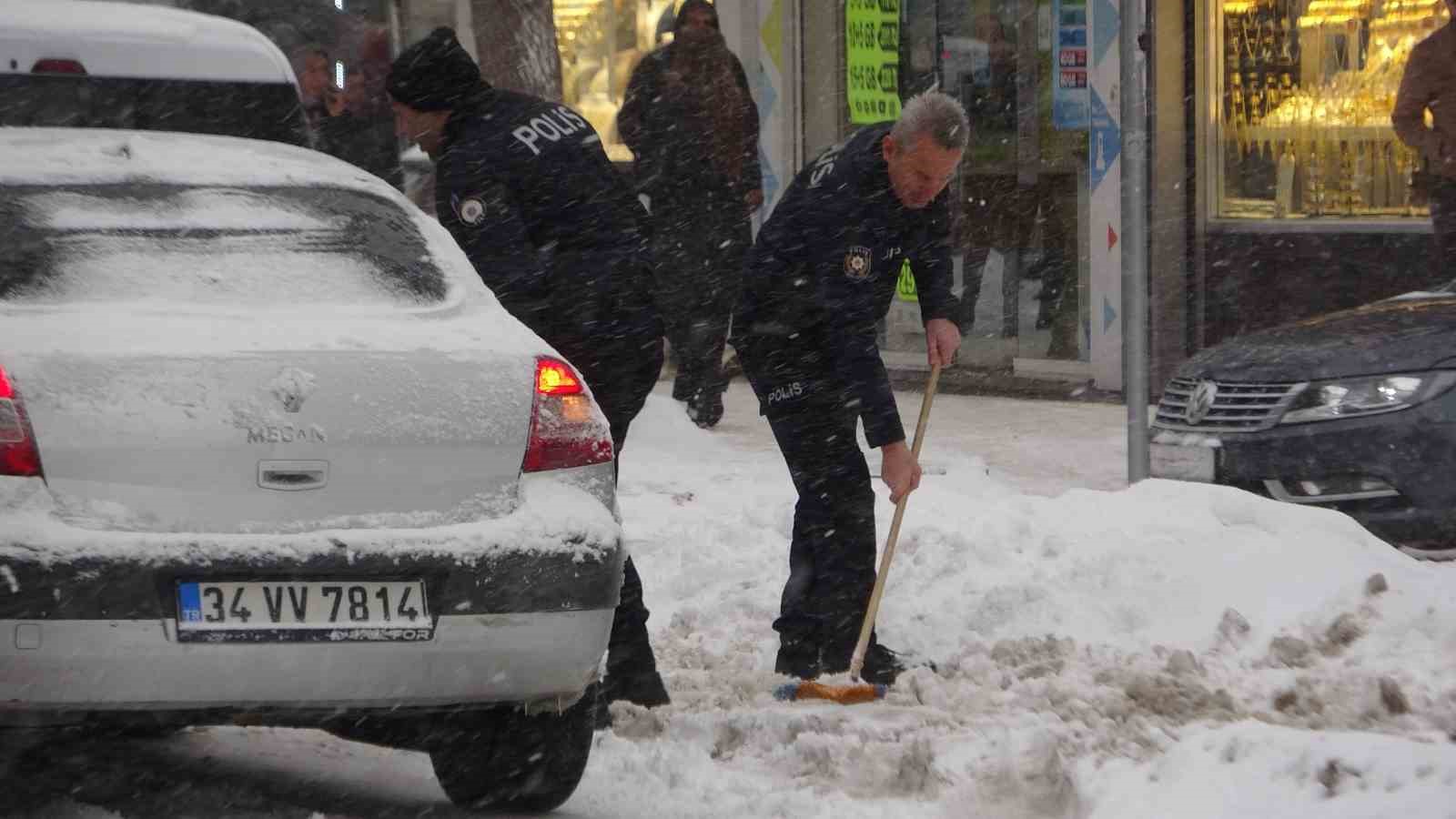 Van’da yollar buz pistine döndü
