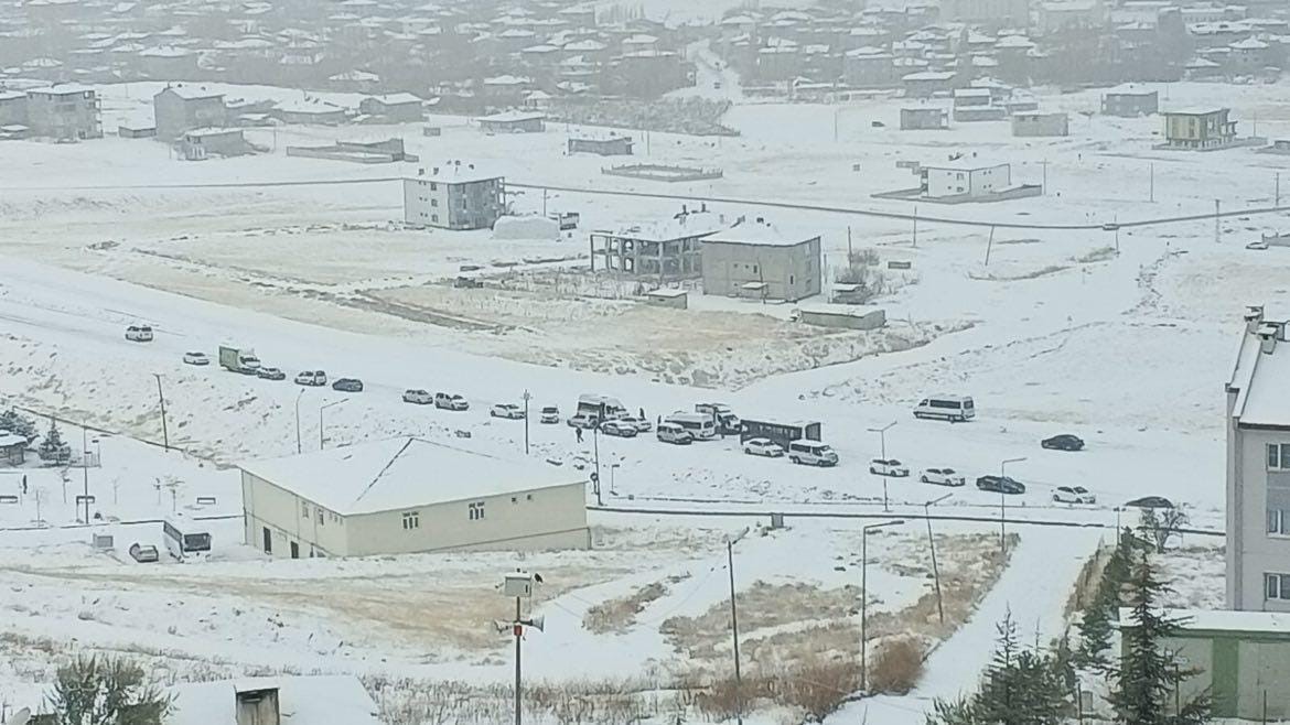 Van’da yollar buz pistine döndü
