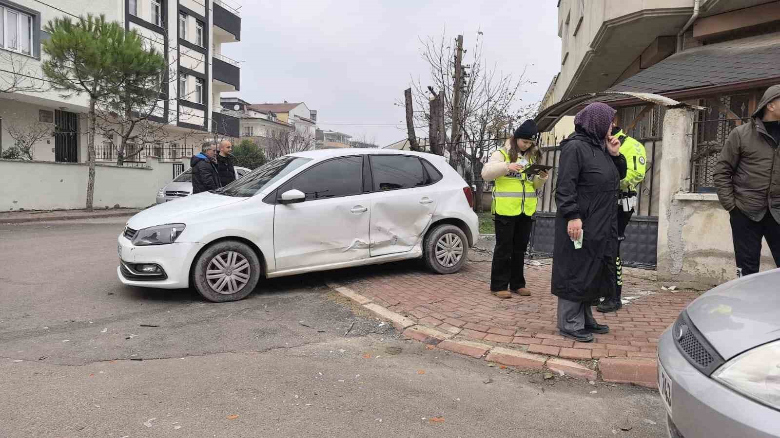 2 otomobilin çarpıştığı kazada 2 kişi yaralandı
