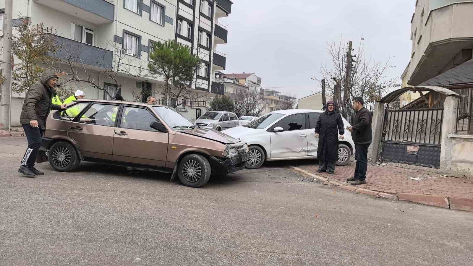 2 otomobilin çarpıştığı kazada 2 kişi yaralandı
