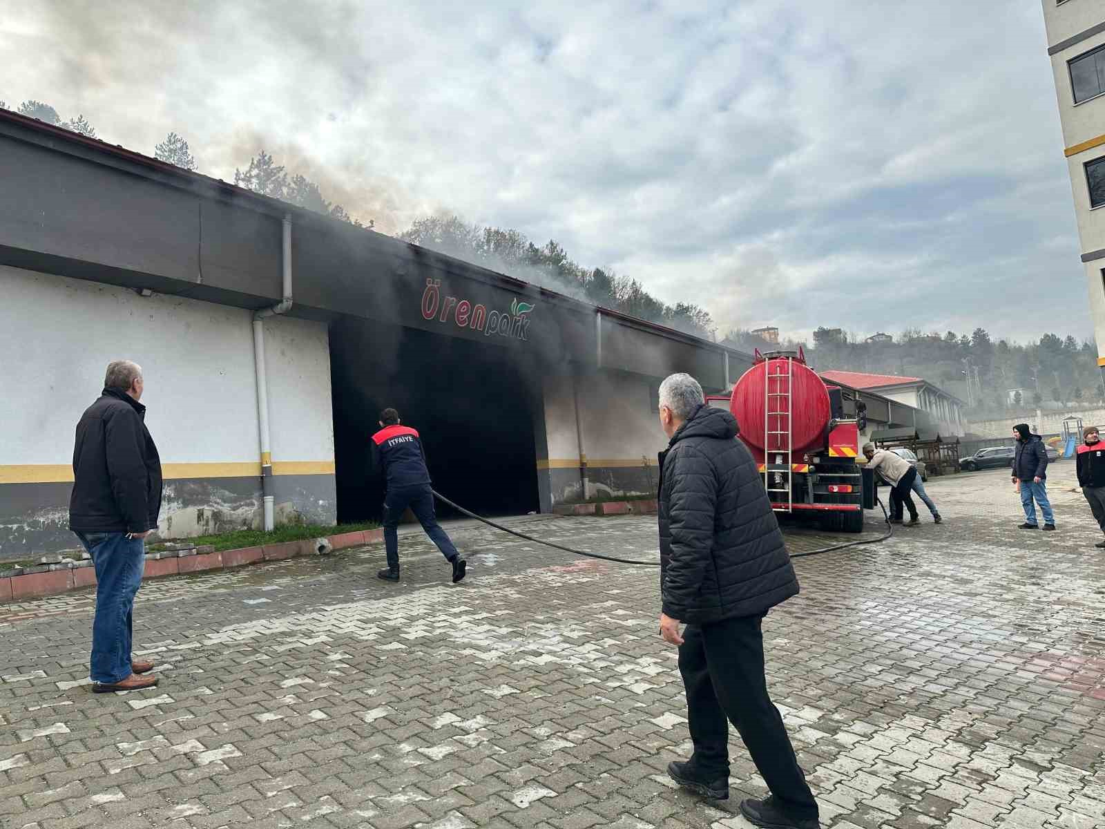 Otoparkta araç yangını paniğe neden oldu
