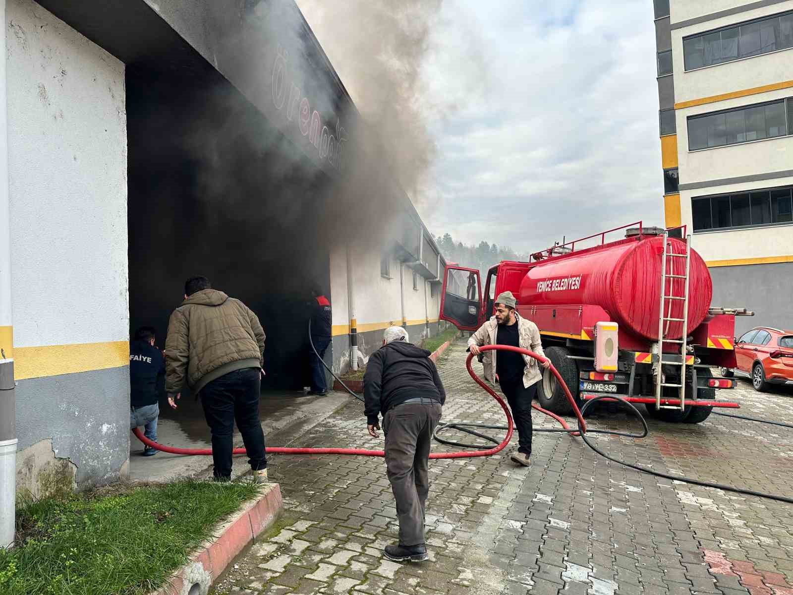 Otoparkta araç yangını paniğe neden oldu
