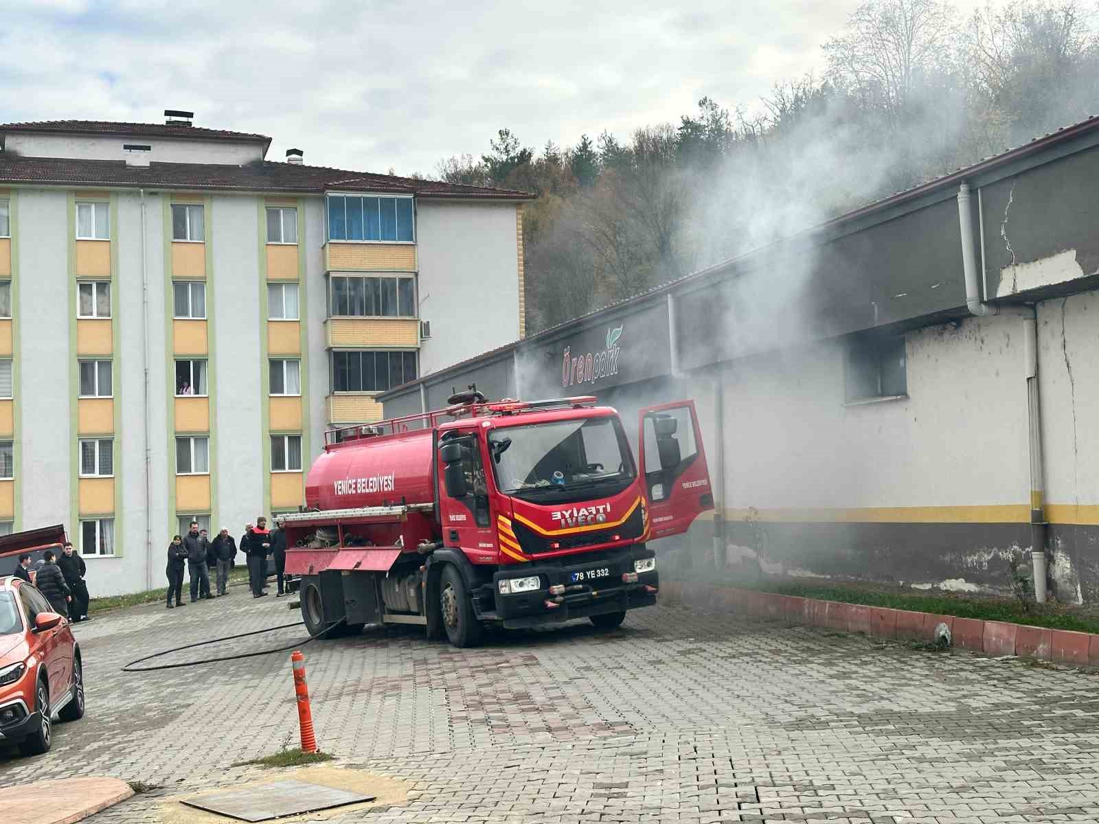 Otoparkta araç yangını paniğe neden oldu
