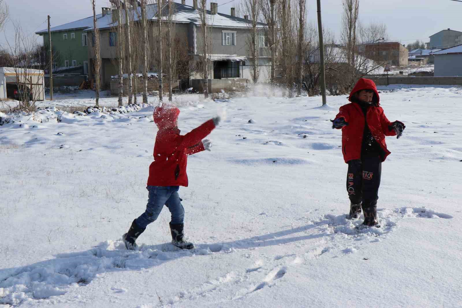 Çocuklar karın keyfini kartopu oynayarak çıkardı
